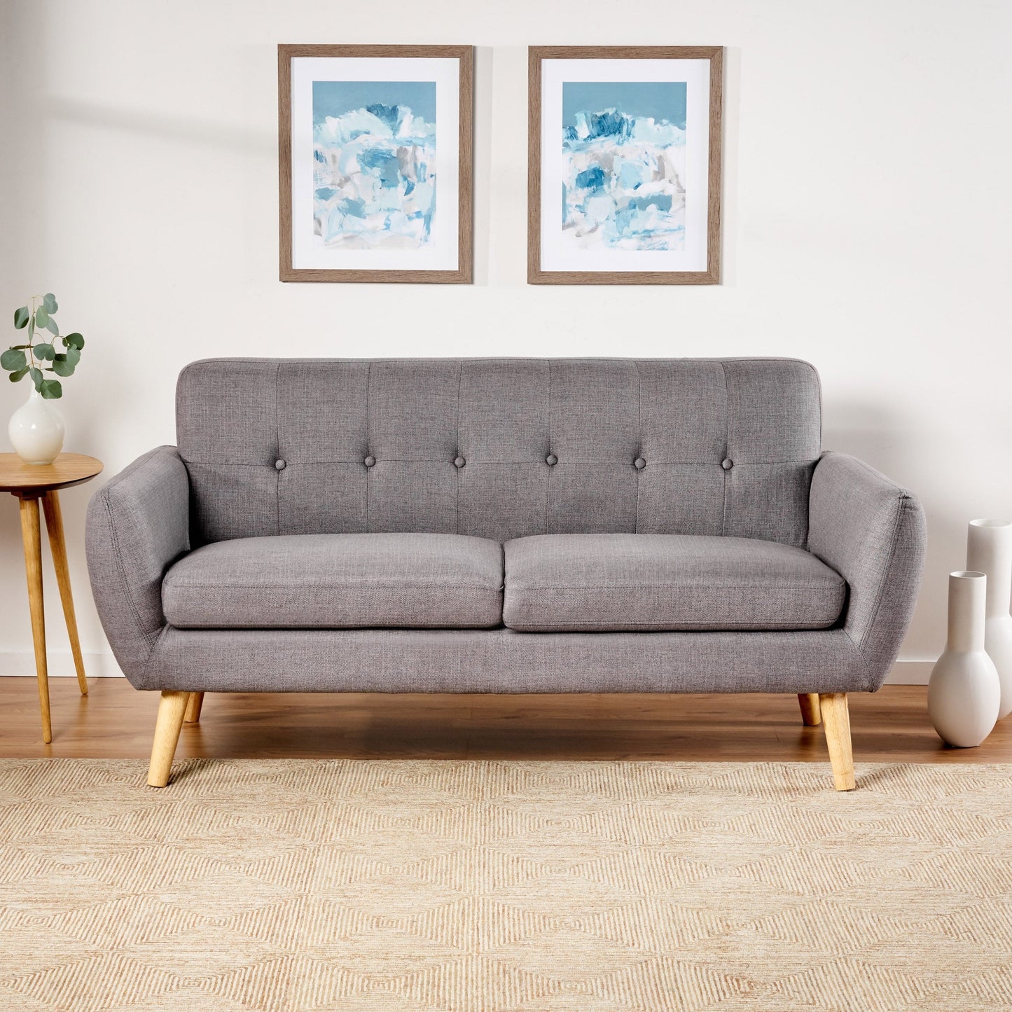 Charmant canapé causeuse compact Roomfitters avec dossier capitonné et coutures gaufrées pour petits espaces, recouvert de tissu doux