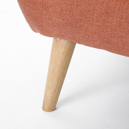 Charmant canapé causeuse compact Roomfitters avec dossier capitonné et coutures gaufrées pour petits espaces, recouvert de tissu doux