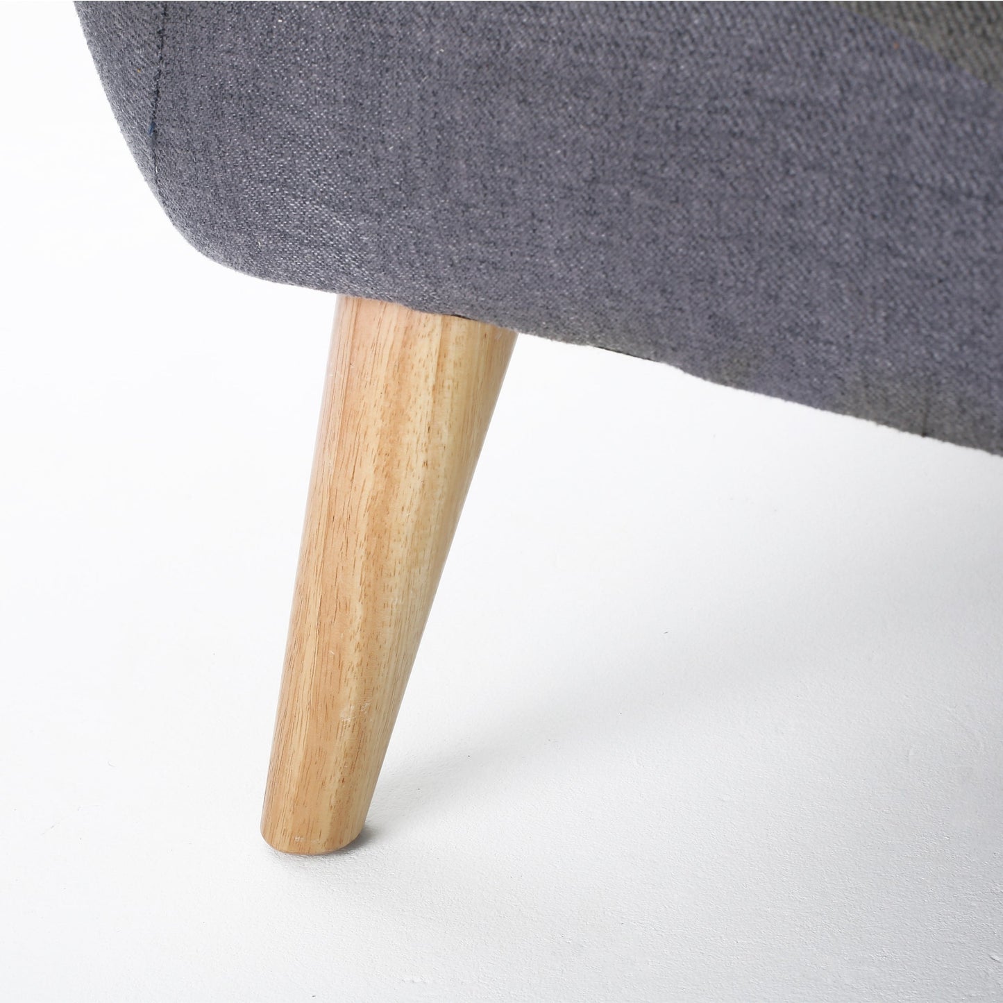 Charmant canapé causeuse compact Roomfitters avec dossier capitonné et coutures gaufrées pour petits espaces, recouvert de tissu doux