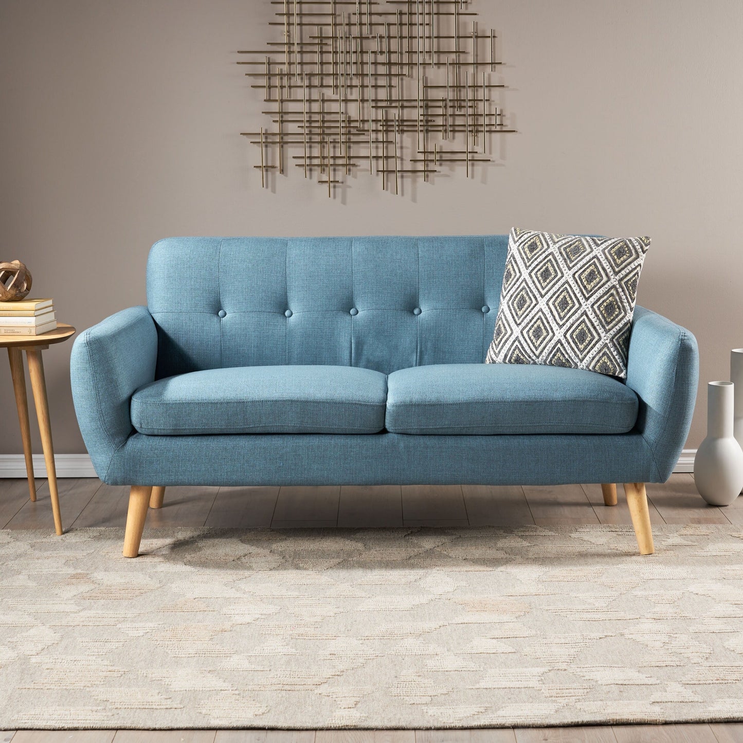 Charmant canapé causeuse compact Roomfitters avec dossier capitonné et coutures gaufrées pour petits espaces, recouvert de tissu doux