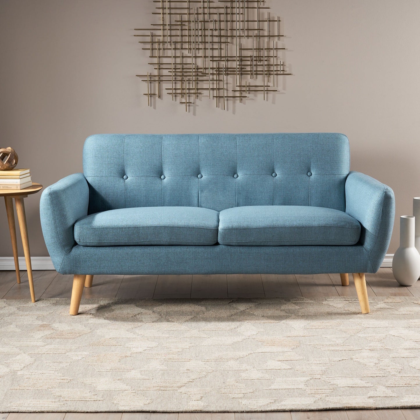 Charmant canapé causeuse compact Roomfitters avec dossier capitonné et coutures gaufrées pour petits espaces, recouvert de tissu doux