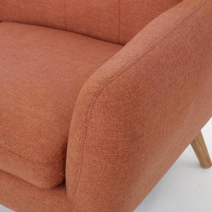 Charmant canapé causeuse compact Roomfitters avec dossier capitonné et coutures gaufrées pour petits espaces, recouvert de tissu doux