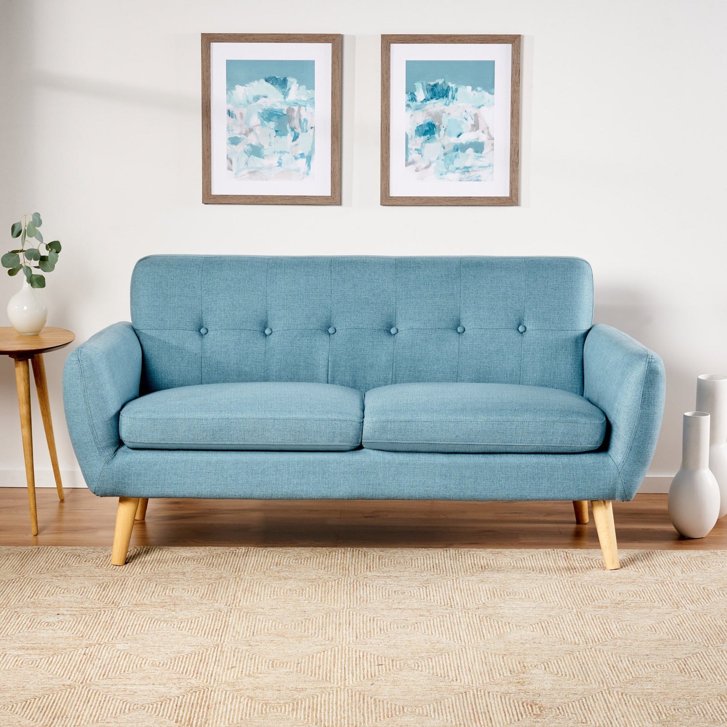 Charmant canapé causeuse compact Roomfitters avec dossier capitonné et coutures gaufrées pour petits espaces, recouvert de tissu doux