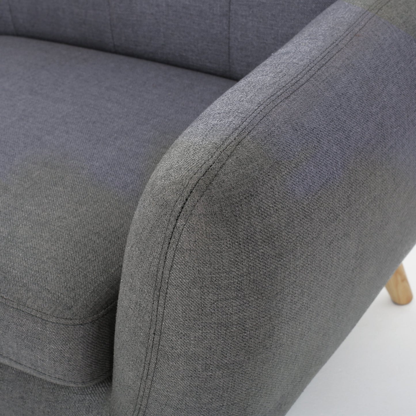 Charmant canapé causeuse compact Roomfitters avec dossier capitonné et coutures gaufrées pour petits espaces, recouvert de tissu doux