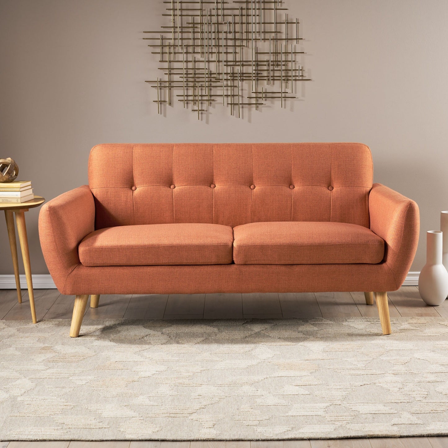Charmant canapé causeuse compact Roomfitters avec dossier capitonné et coutures gaufrées pour petits espaces, recouvert de tissu doux