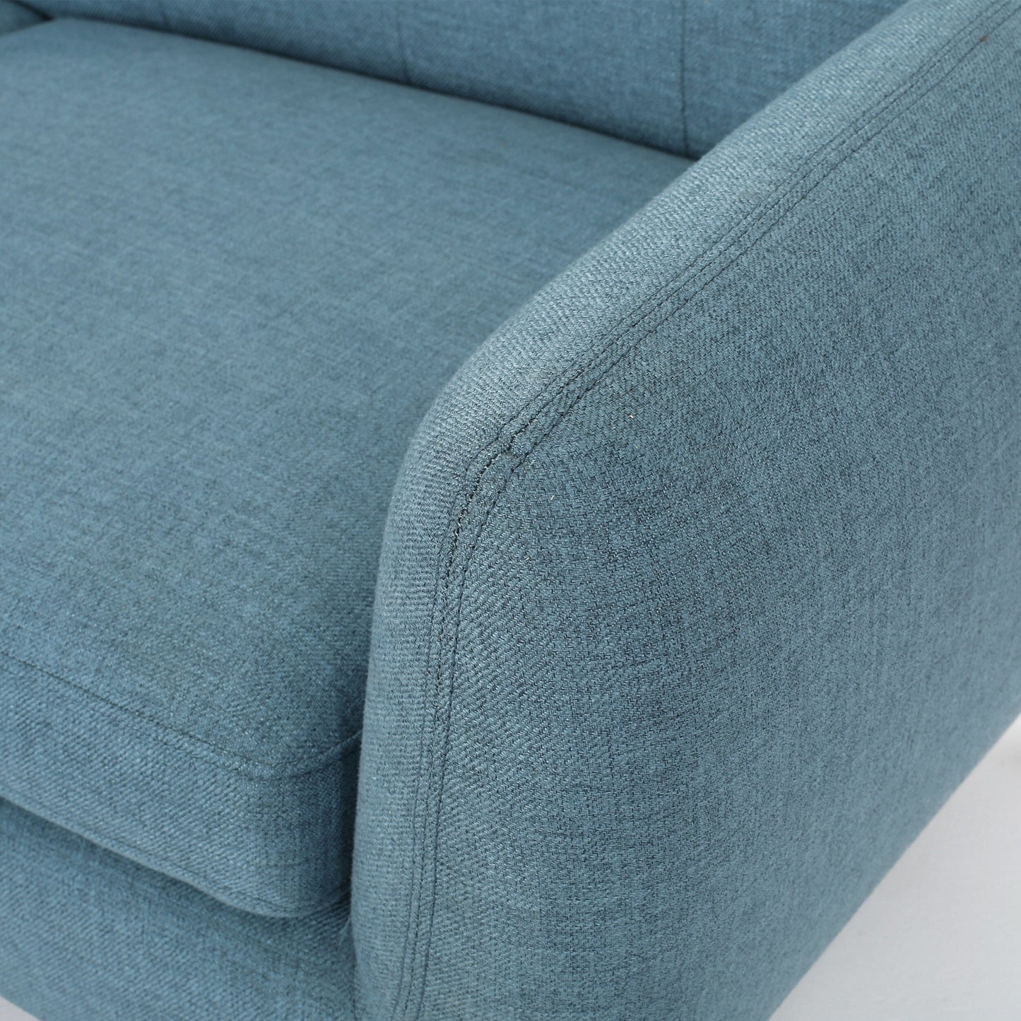 Charmant canapé causeuse compact Roomfitters avec dossier capitonné et coutures gaufrées pour petits espaces, recouvert de tissu doux
