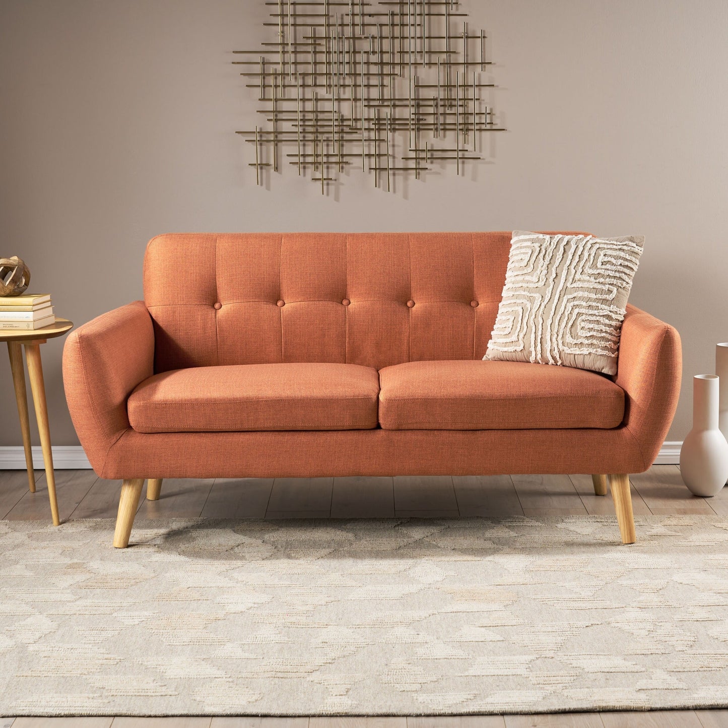 Charmant canapé causeuse compact Roomfitters avec dossier capitonné et coutures gaufrées pour petits espaces, recouvert de tissu doux