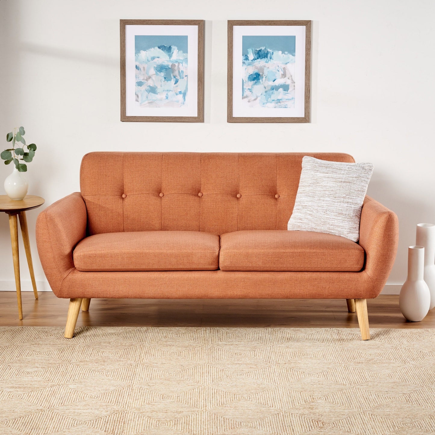 Charmant canapé causeuse compact Roomfitters avec dossier capitonné et coutures gaufrées pour petits espaces, recouvert de tissu doux