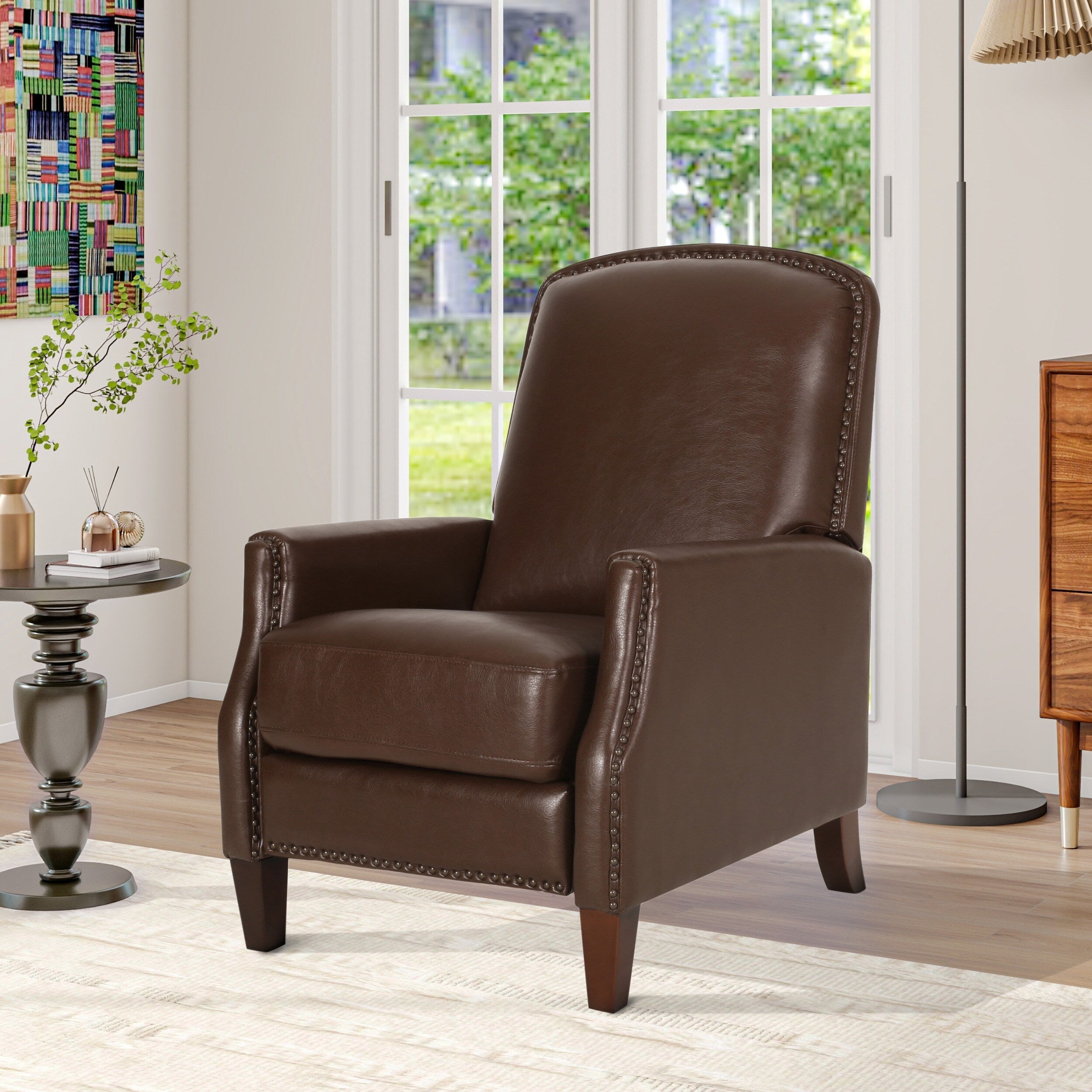 Fauteuil inclinable en cuir synthétique marron foncé avec rivets, confortable et inclinable pour le salon.
