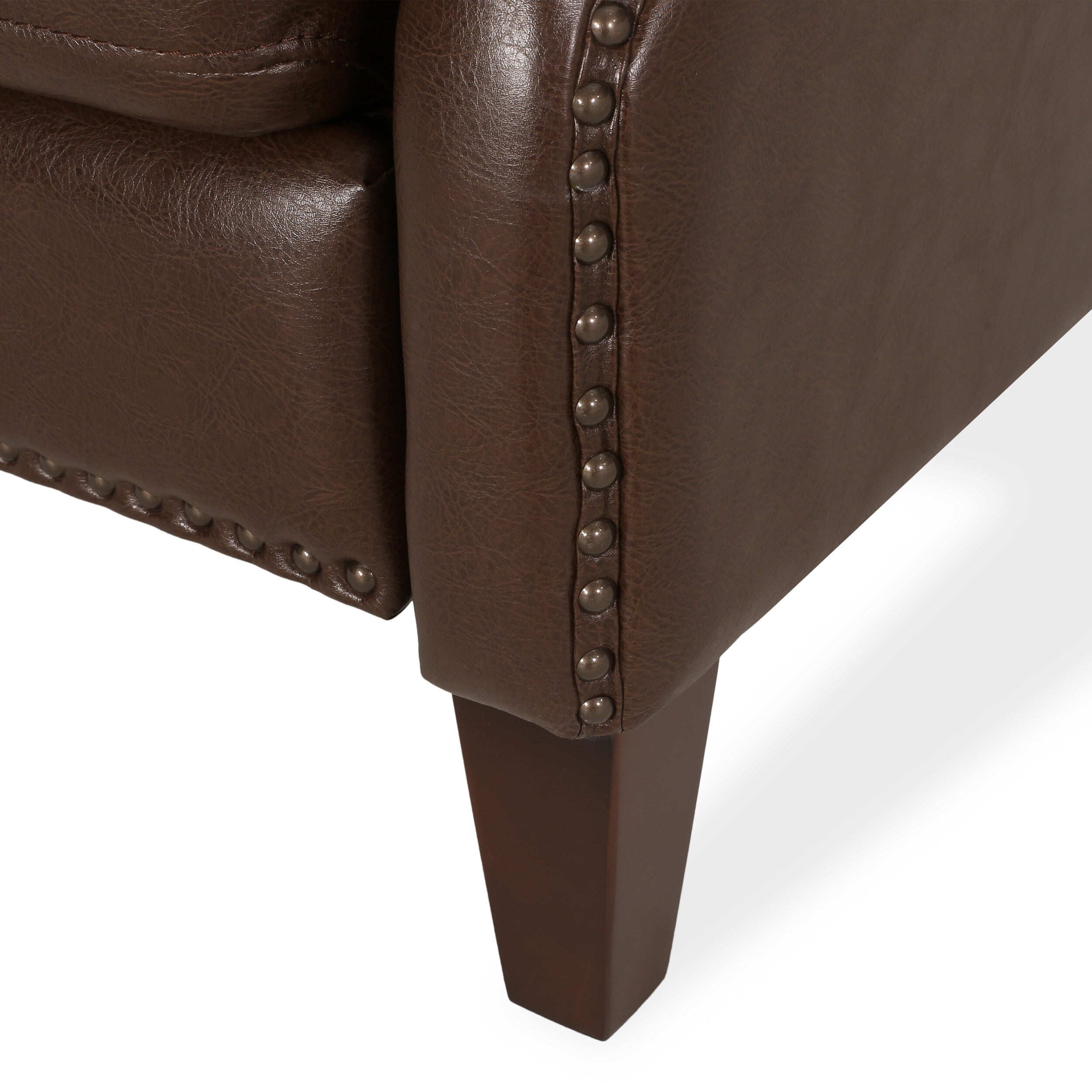 Fauteuil inclinable en cuir synthétique marron foncé avec rivets, confortable et inclinable pour le salon.