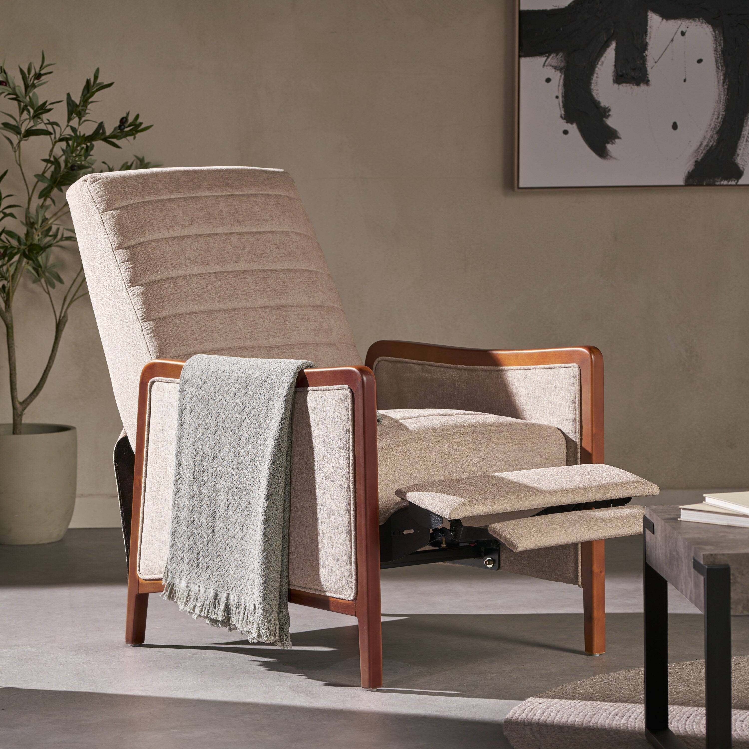 Fauteuil inclinable en tissu moderne du milieu du siècle, avec coutures en bois et dossier relevable, élégant fauteuil inclinable pour le salon.