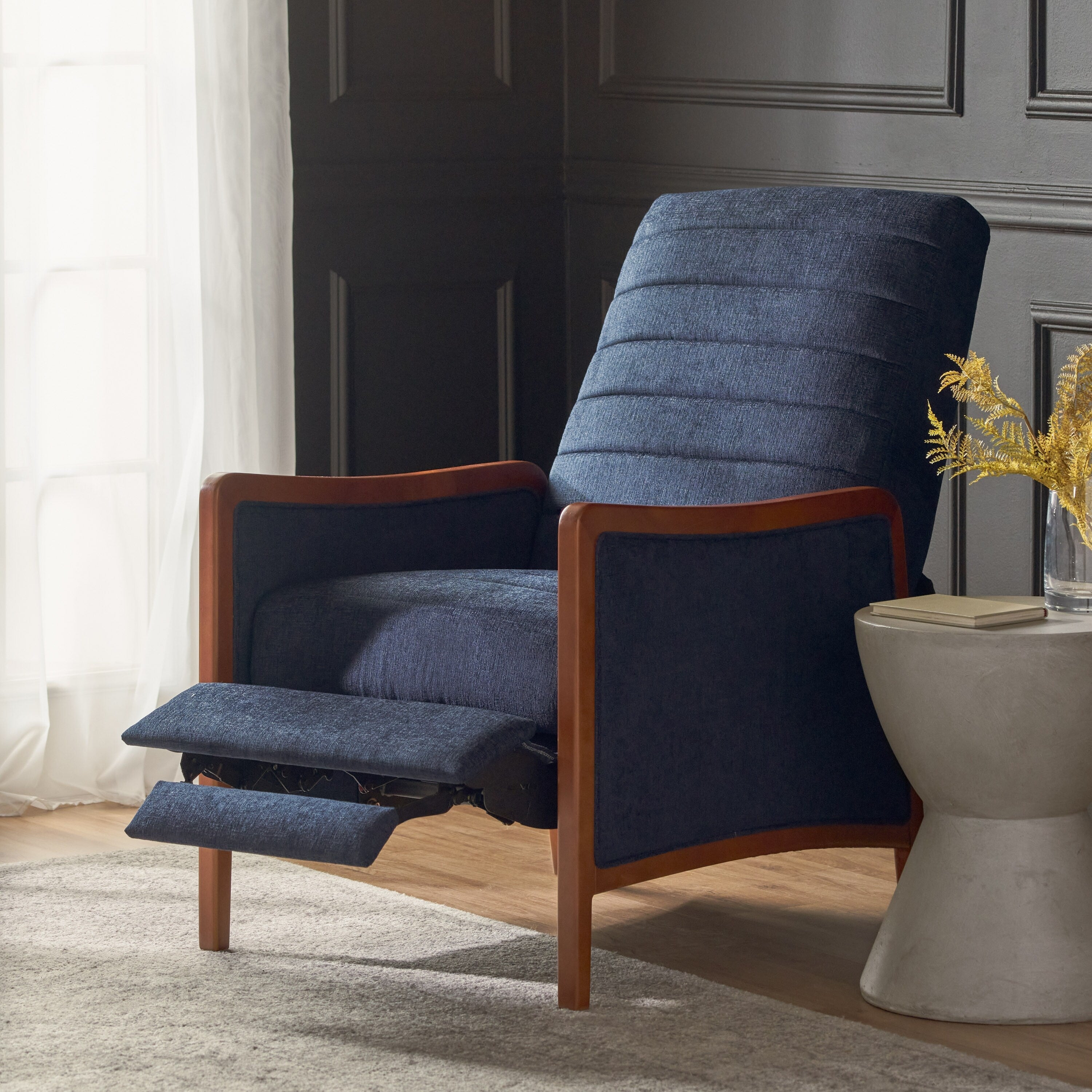 Fauteuil inclinable en tissu moderne du milieu du siècle, avec coutures en bois et dossier relevable, élégant fauteuil inclinable pour le salon.