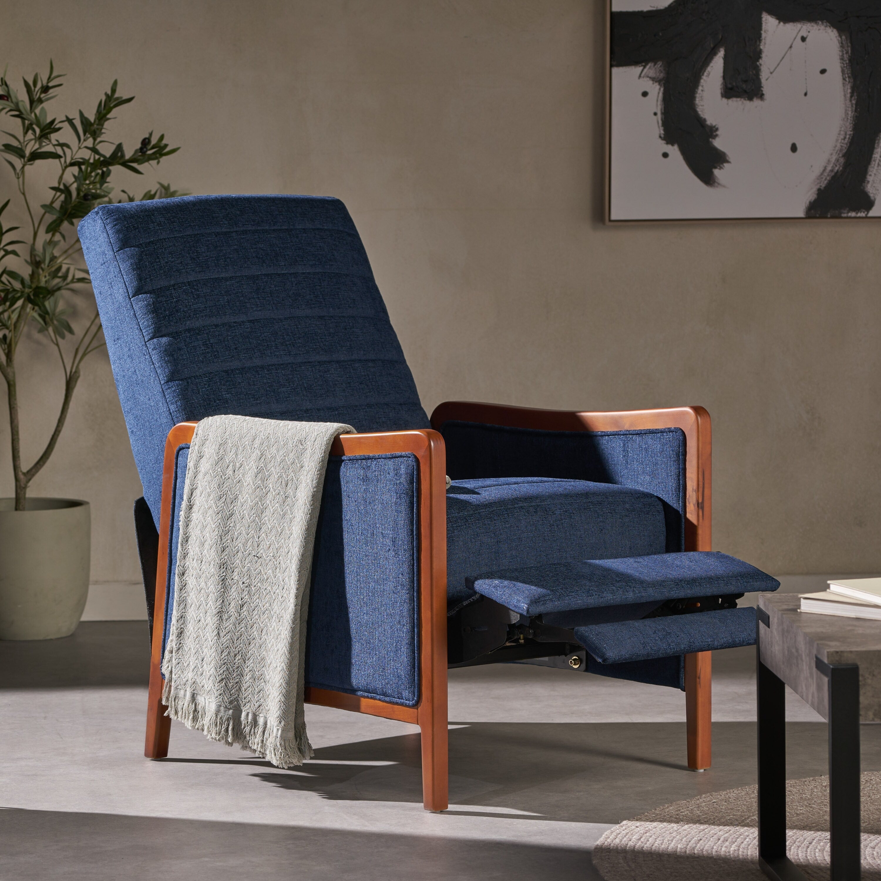 Fauteuil inclinable en tissu moderne du milieu du siècle, avec coutures en bois et dossier relevable, élégant fauteuil inclinable pour le salon.