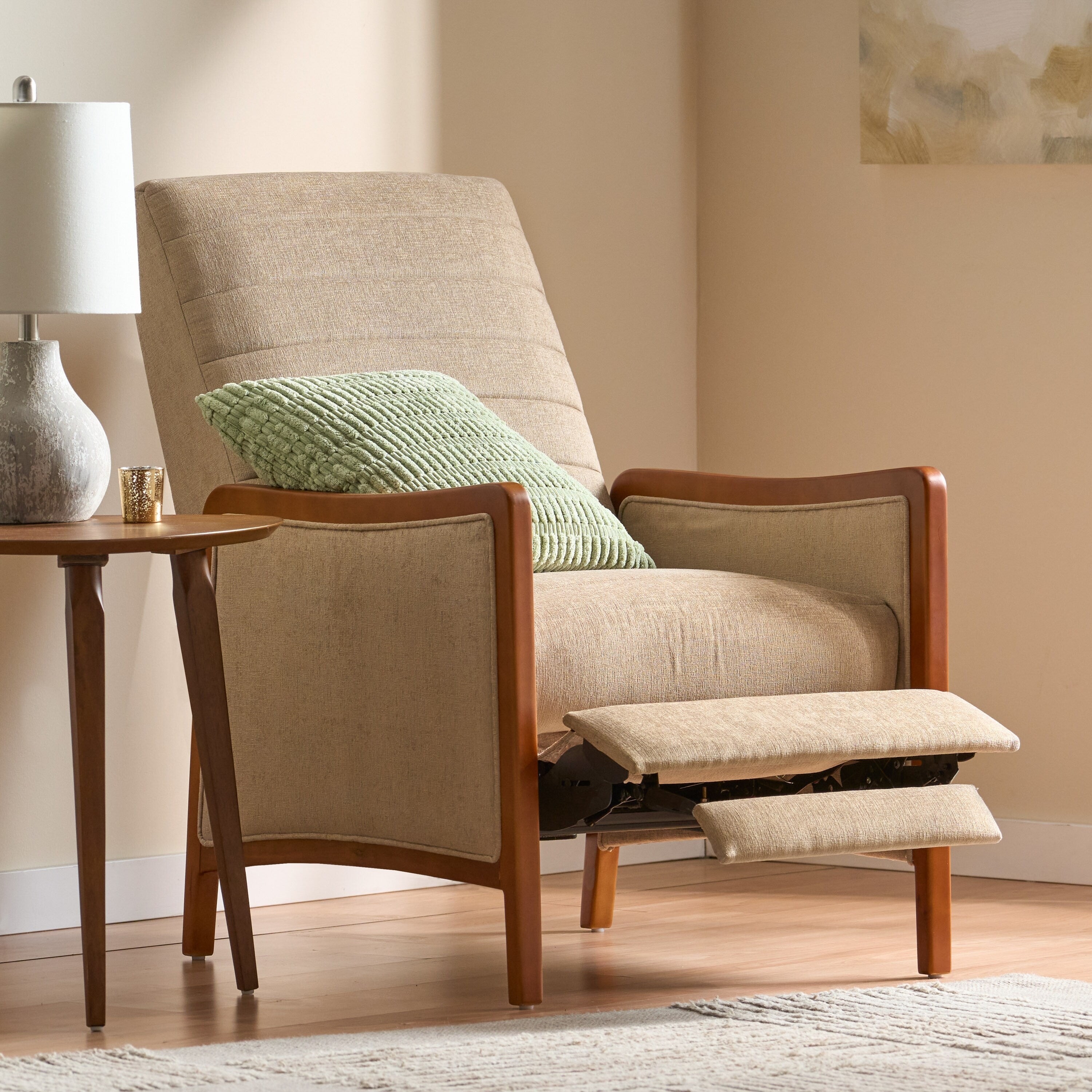 Fauteuil inclinable en tissu moderne du milieu du siècle, avec coutures en bois et dossier relevable, élégant fauteuil inclinable pour le salon.