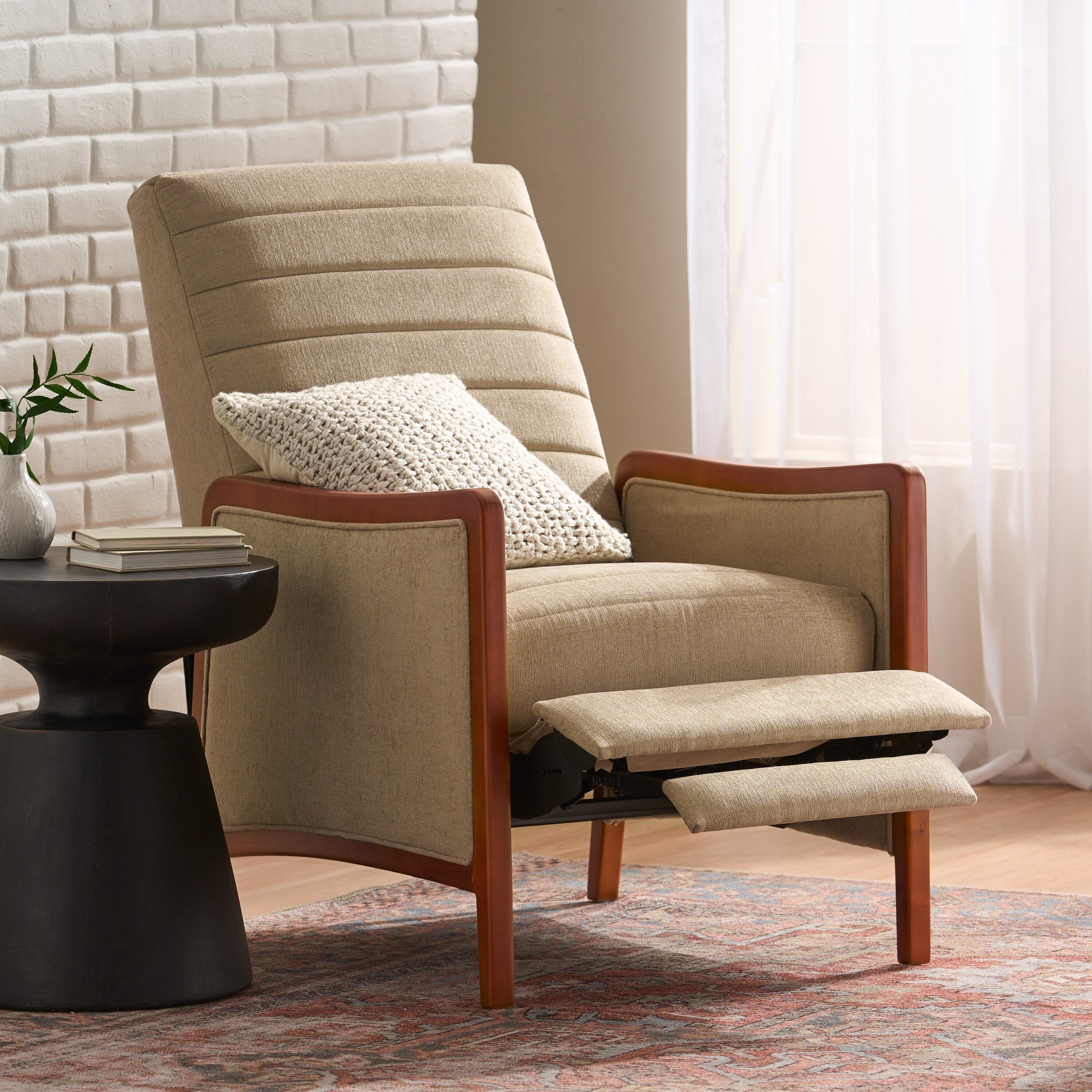 Fauteuil inclinable en tissu moderne du milieu du siècle, avec coutures en bois et dossier relevable, élégant fauteuil inclinable pour le salon.