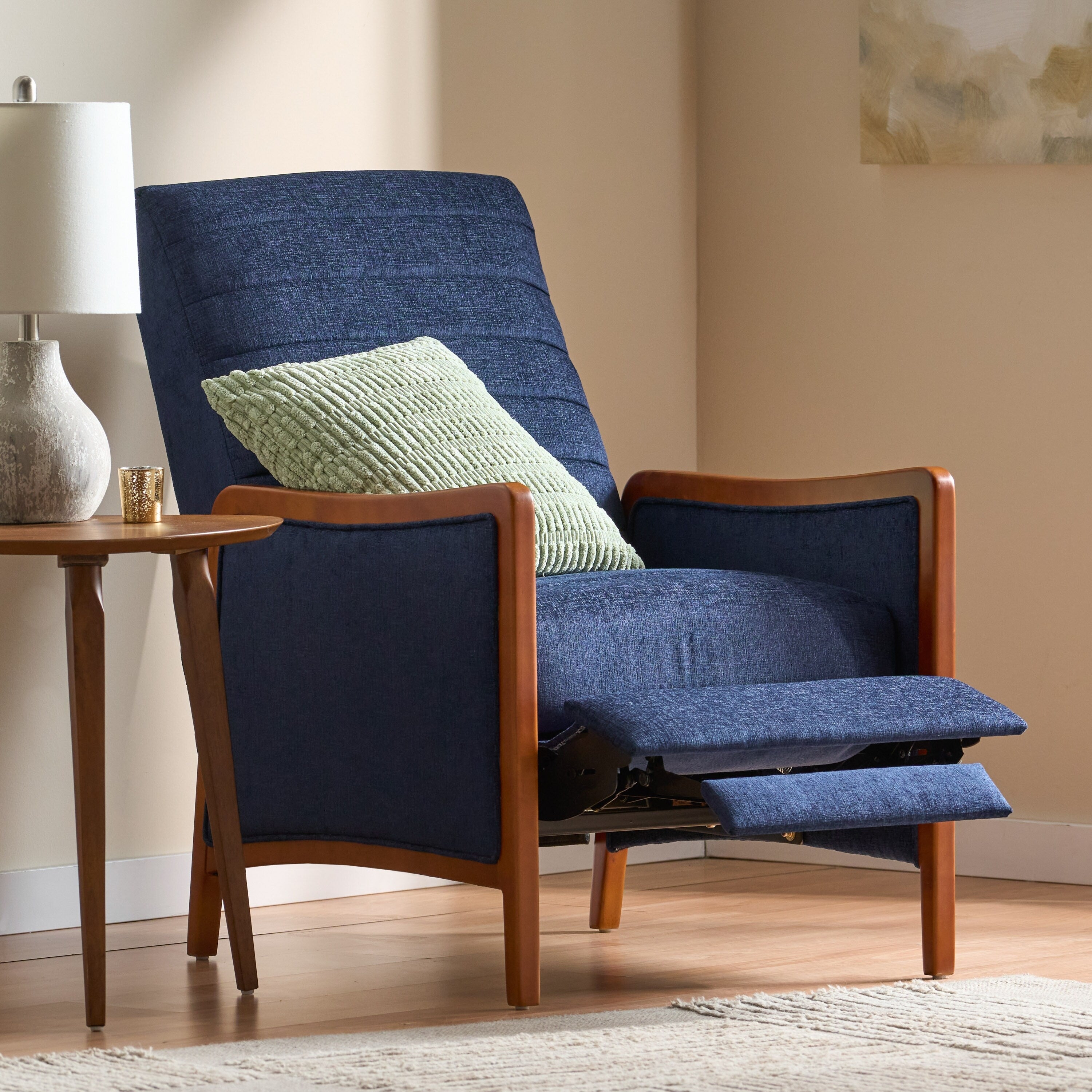 Fauteuil inclinable en tissu moderne du milieu du siècle, avec coutures en bois et dossier relevable, élégant fauteuil inclinable pour le salon.
