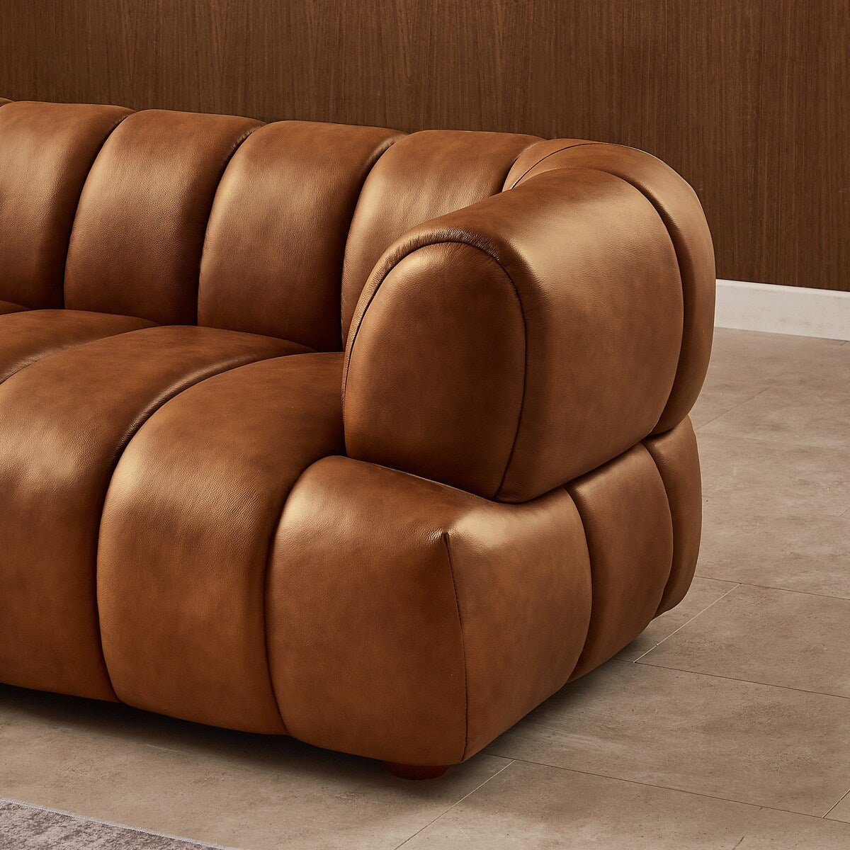 Canapé de luxe Rovan de style Mid-Century Modern en cuir cognac