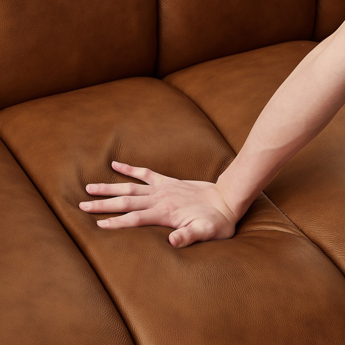 Canapé de luxe Rovan de style Mid-Century Modern en cuir cognac