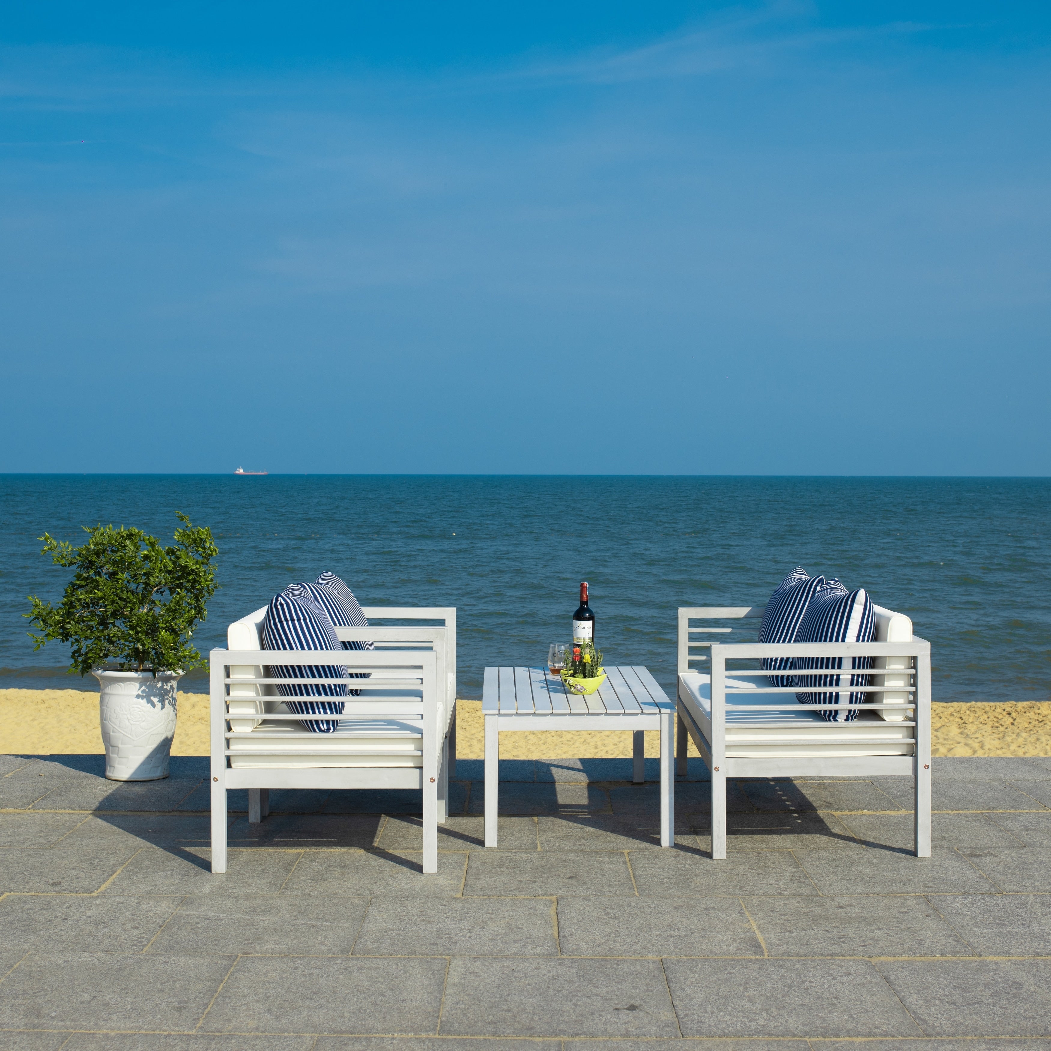 Ensemble de salon de jardin Alda 4 pièces SAFAVIEH avec coussins décoratifs – 51 L x 26 P x 26 H