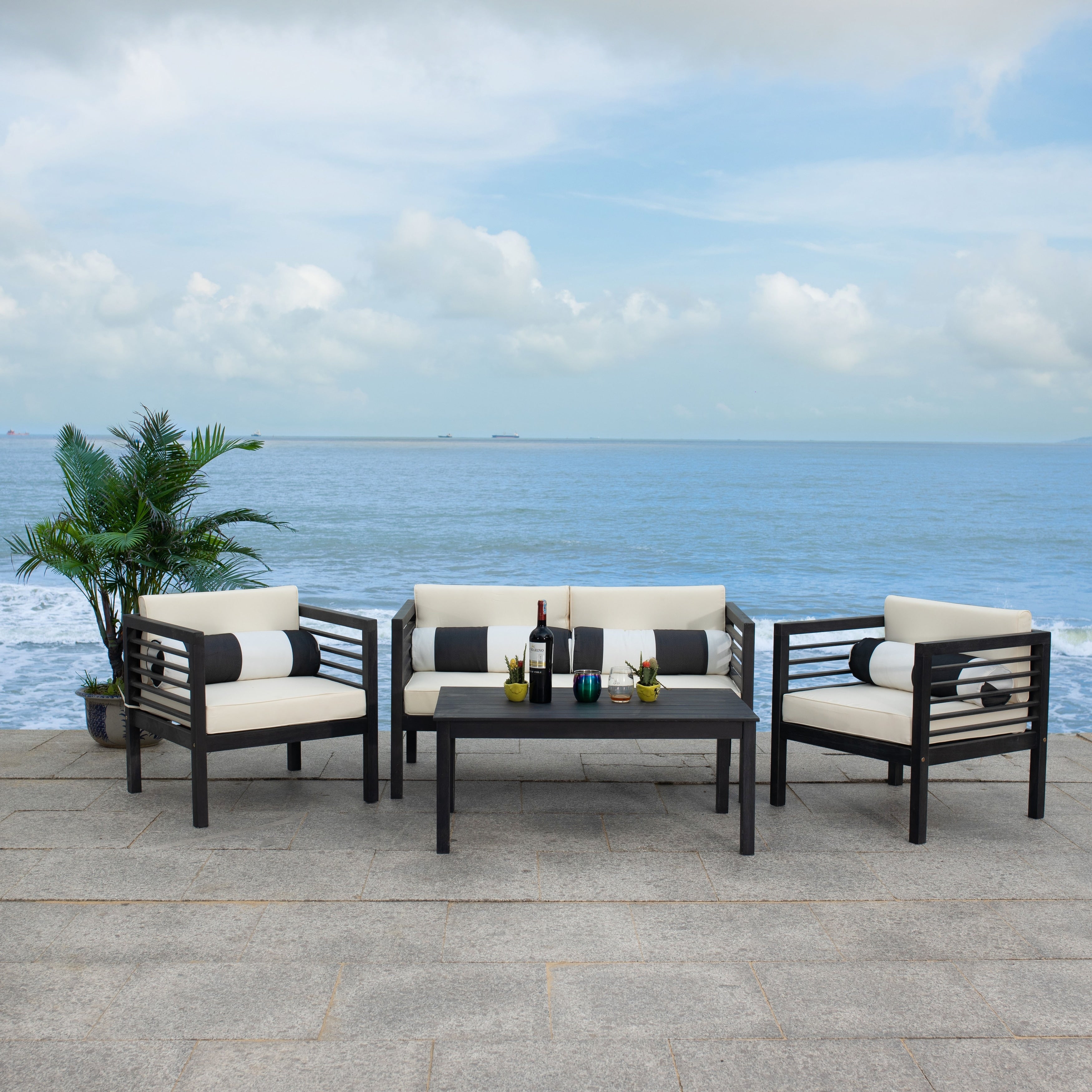 Ensemble de salon de jardin Alda 4 pièces SAFAVIEH avec coussins décoratifs – 51 L x 26 P x 26 H