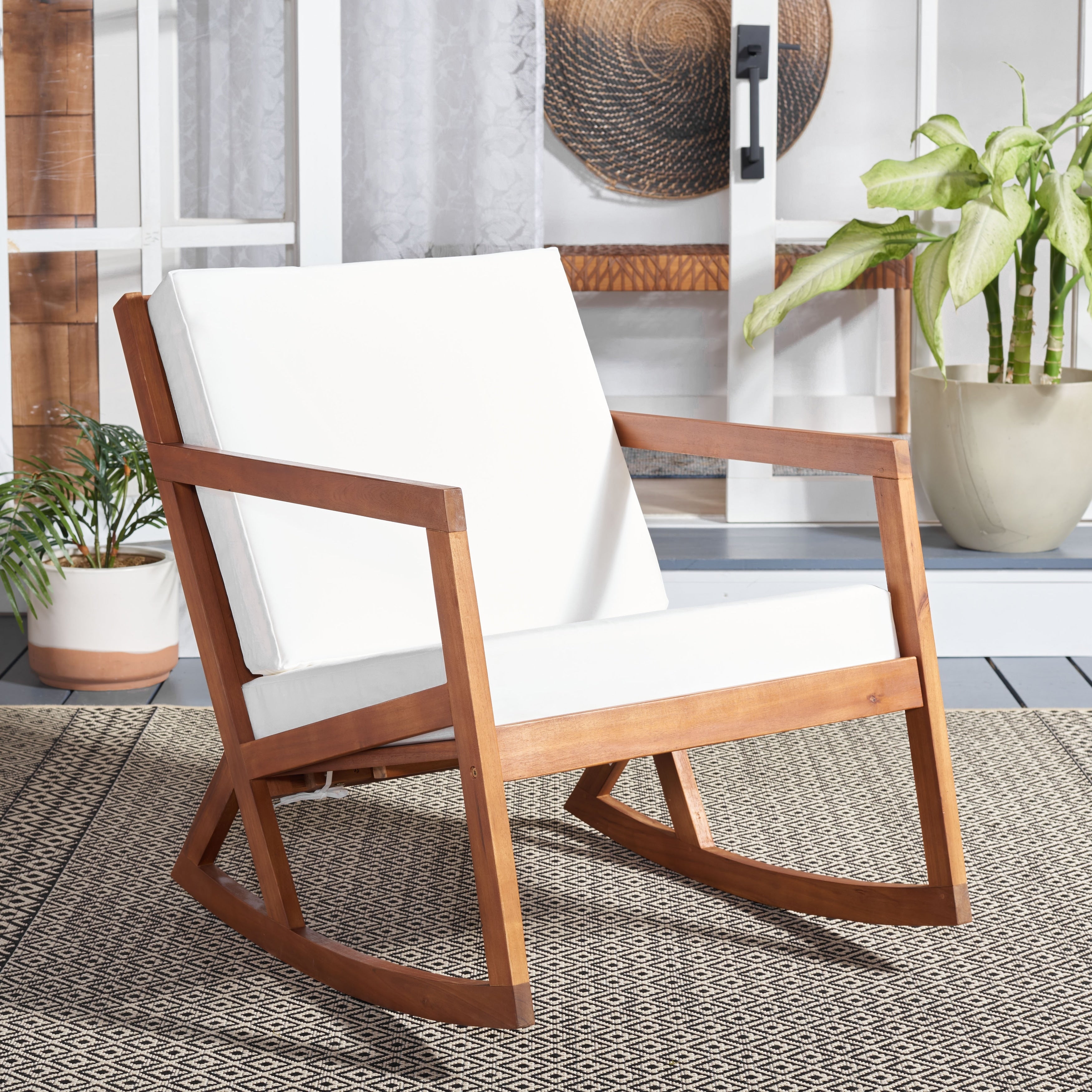 Fauteuil à bascule d'extérieur Makaila de SAFAVIEH avec coussin - 26 L x 31 P x 38 H