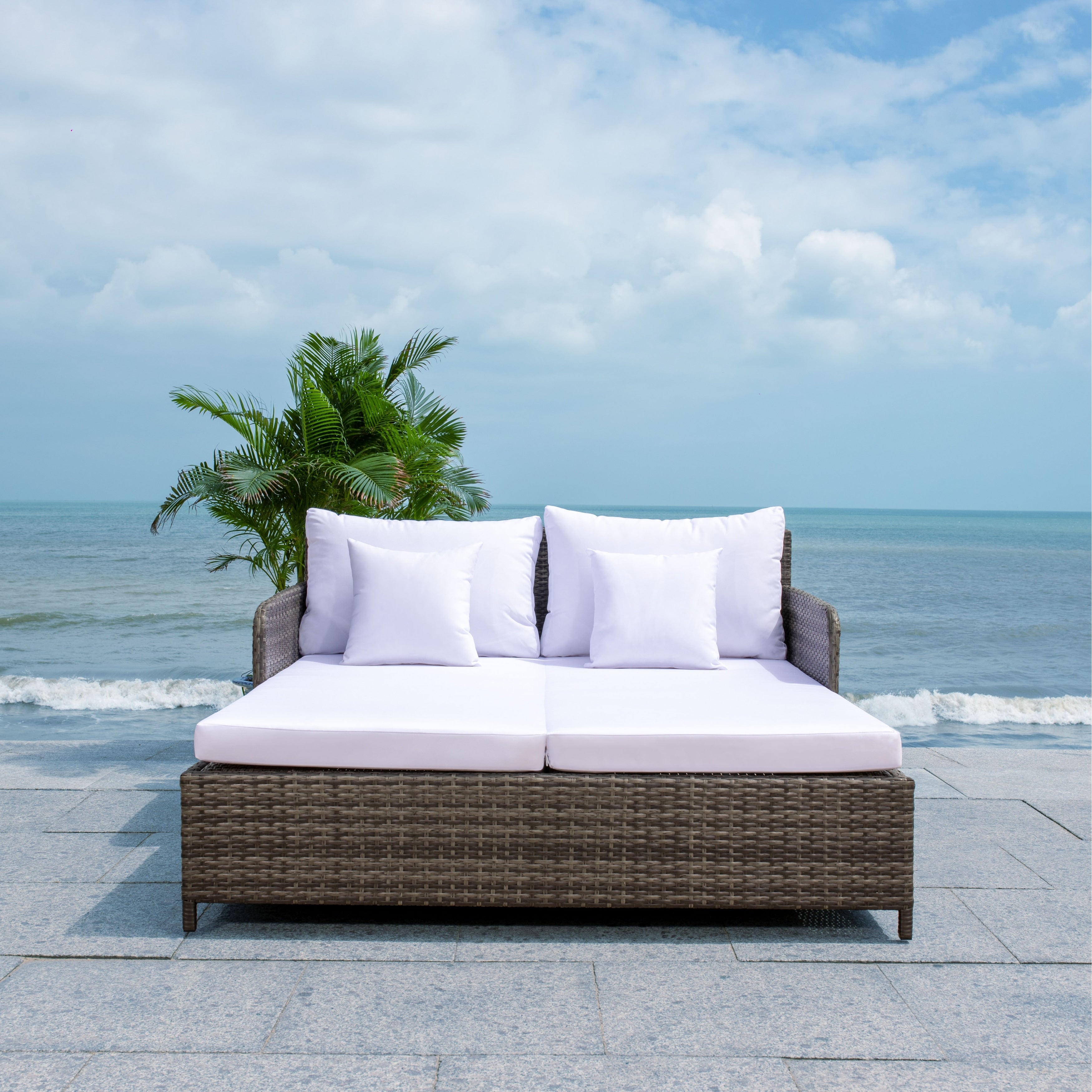 Lit de repos d'extérieur SAFAVIEH Taniyah en osier avec oreillers et coussins - 53 L x 28 P x 62 H