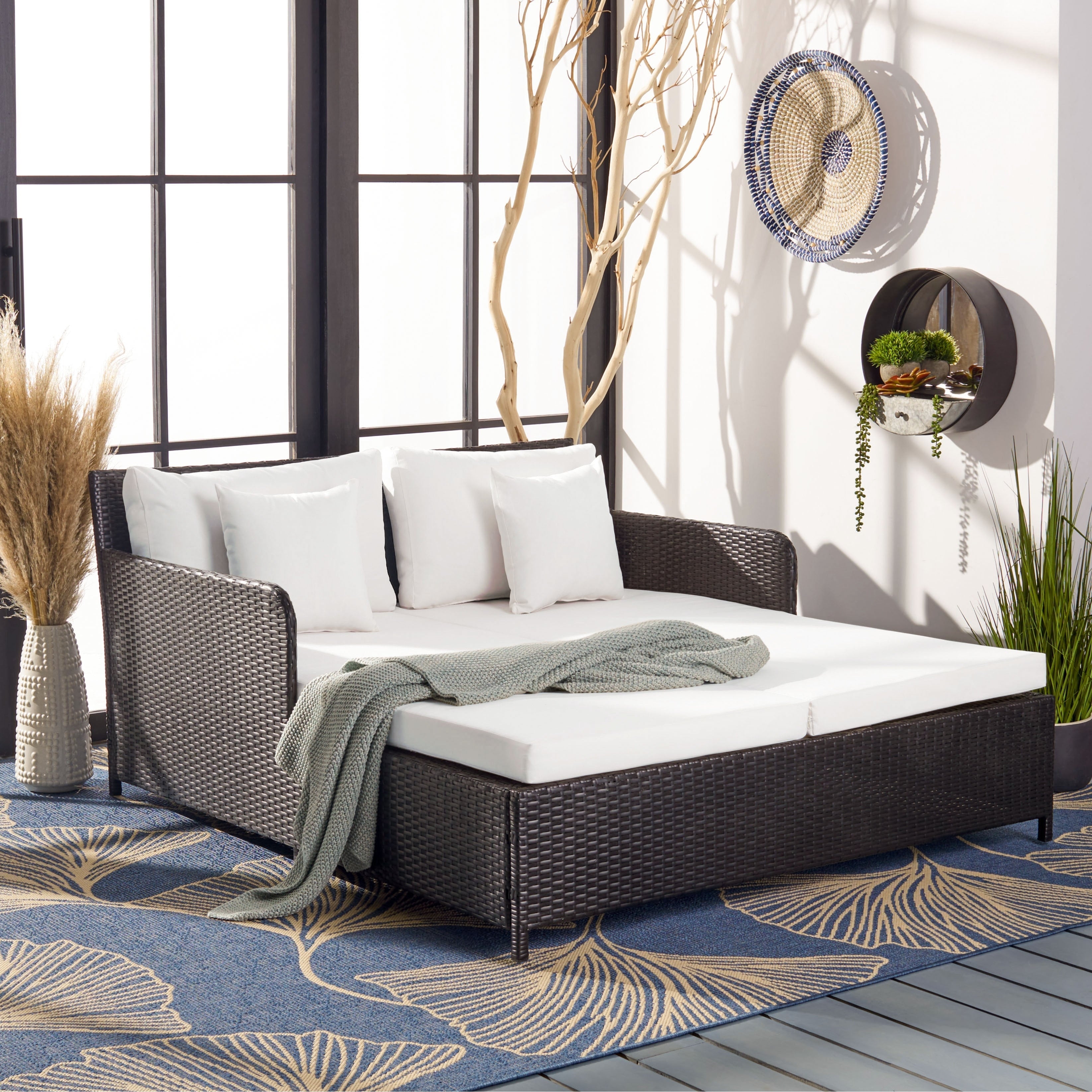 Lit de repos d'extérieur SAFAVIEH Taniyah en osier avec oreillers et coussins - 53 L x 28 P x 62 H