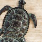 Sculpture murale en métal représentant une tortue Castine de SEI Furniture