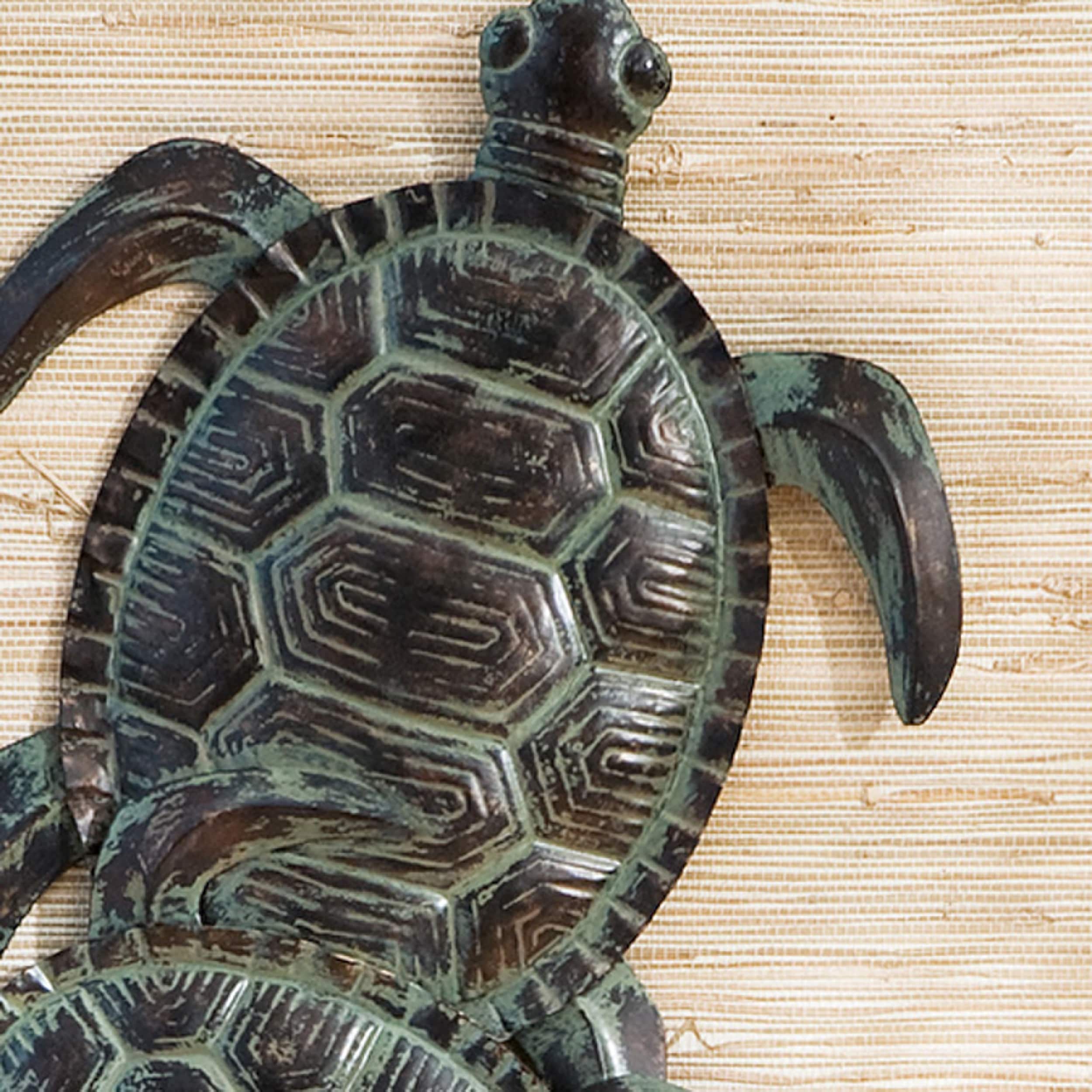 Sculpture murale en métal représentant une tortue Castine de SEI Furniture