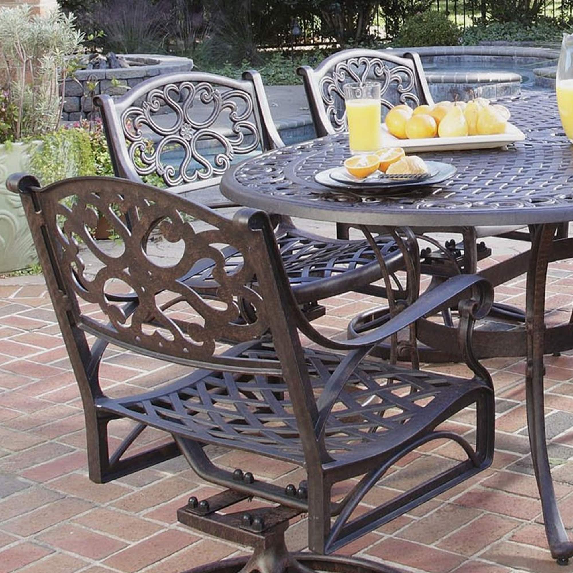 Ensemble de salle à manger d'extérieur Sanibel en fonte d'aluminium, 7 pièces, avec table ovale et 6 chaises pivotantes, par Homestyles