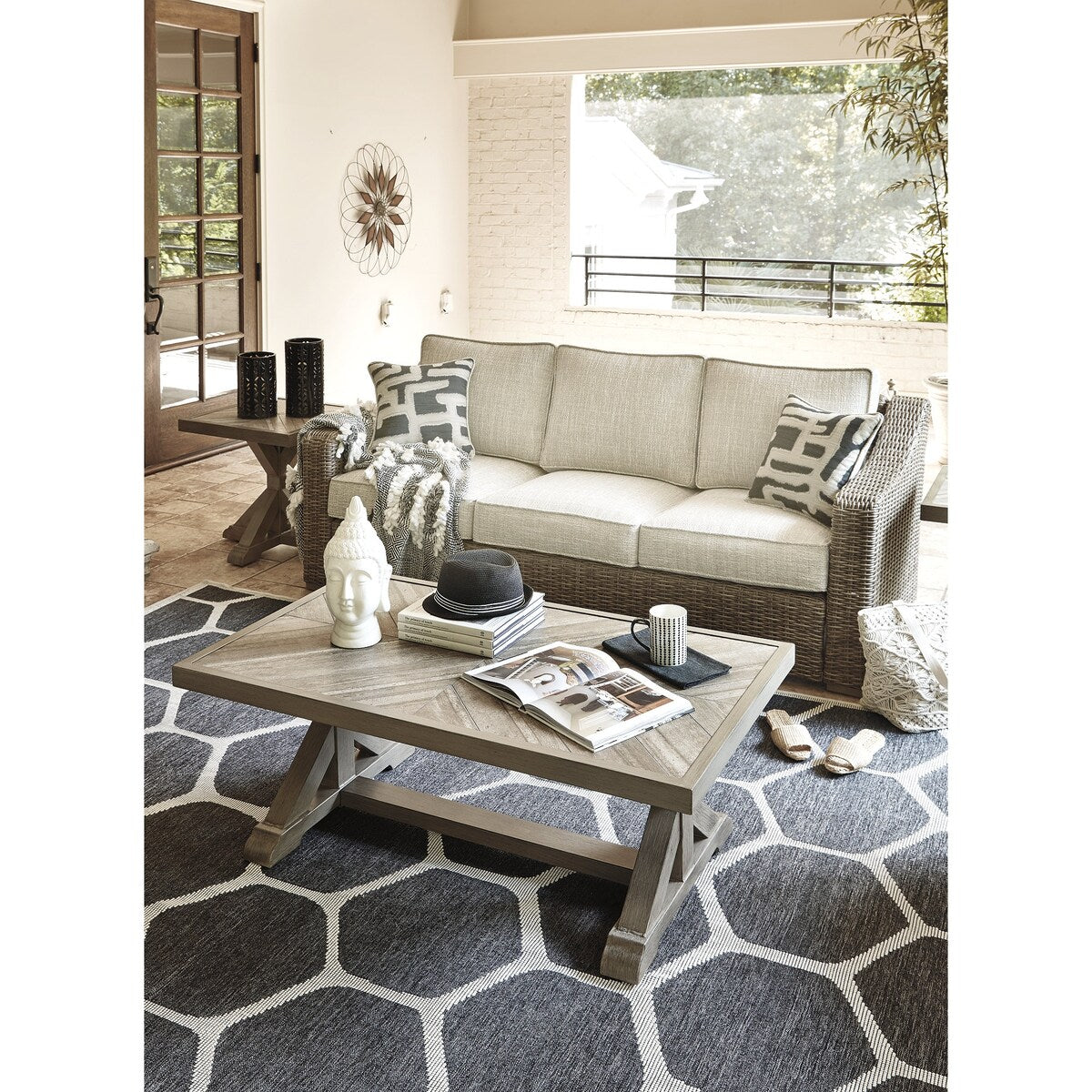 Canapé Beachcroft Nuvella marron/beige avec table basse et table d'appoint - 83 L x 37 P x 36 H