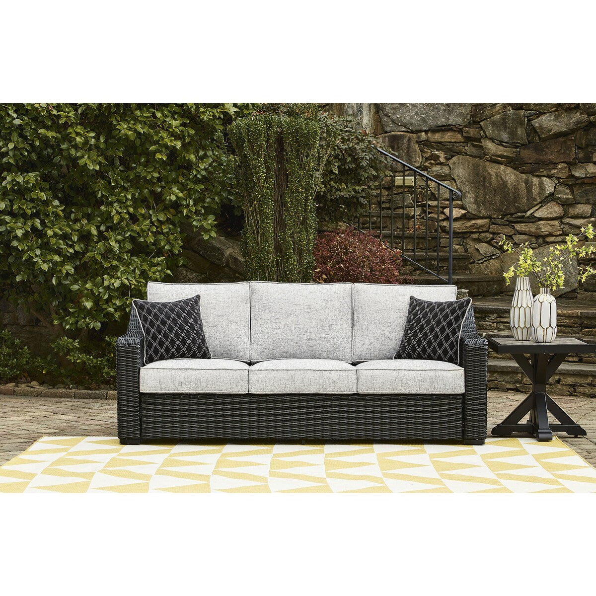 Canapé d'extérieur Signature Design by Ashley Beachcroft et 2 chaises avec table basse