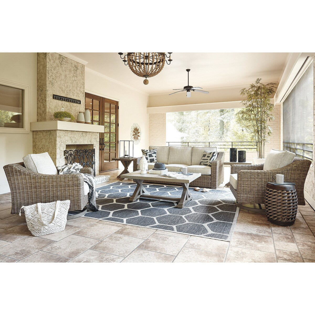 Canapé d'extérieur Signature Design by Ashley Beachcroft et 2 chaises longues avec table basse et 2 tables d'appoint