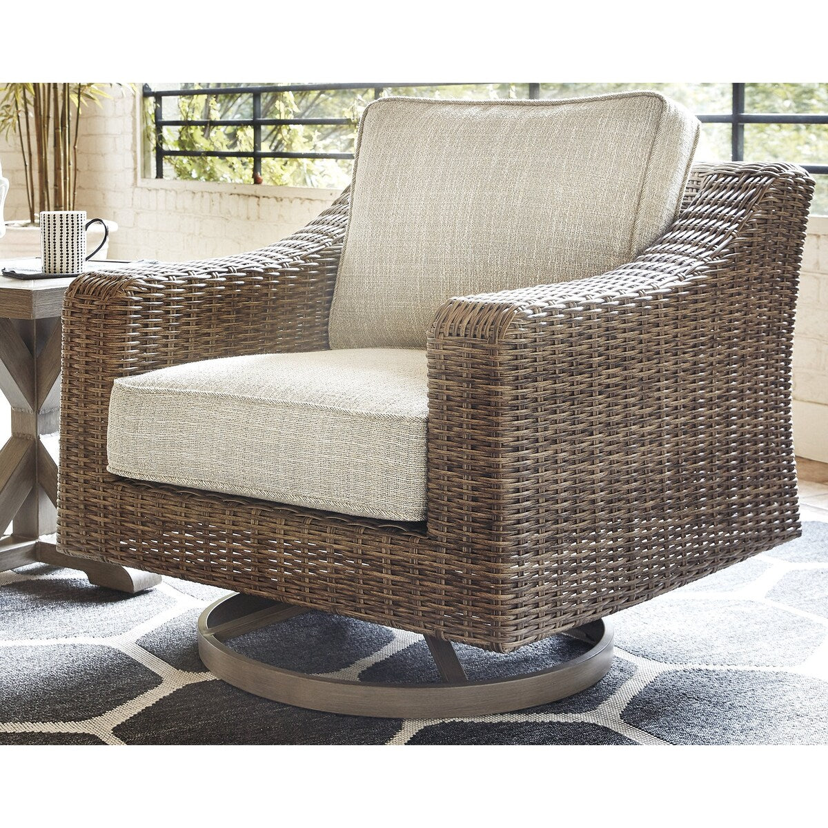 Canapé d'extérieur Signature Design by Ashley Beachcroft et 2 chaises longues avec table basse et 2 tables d'appoint