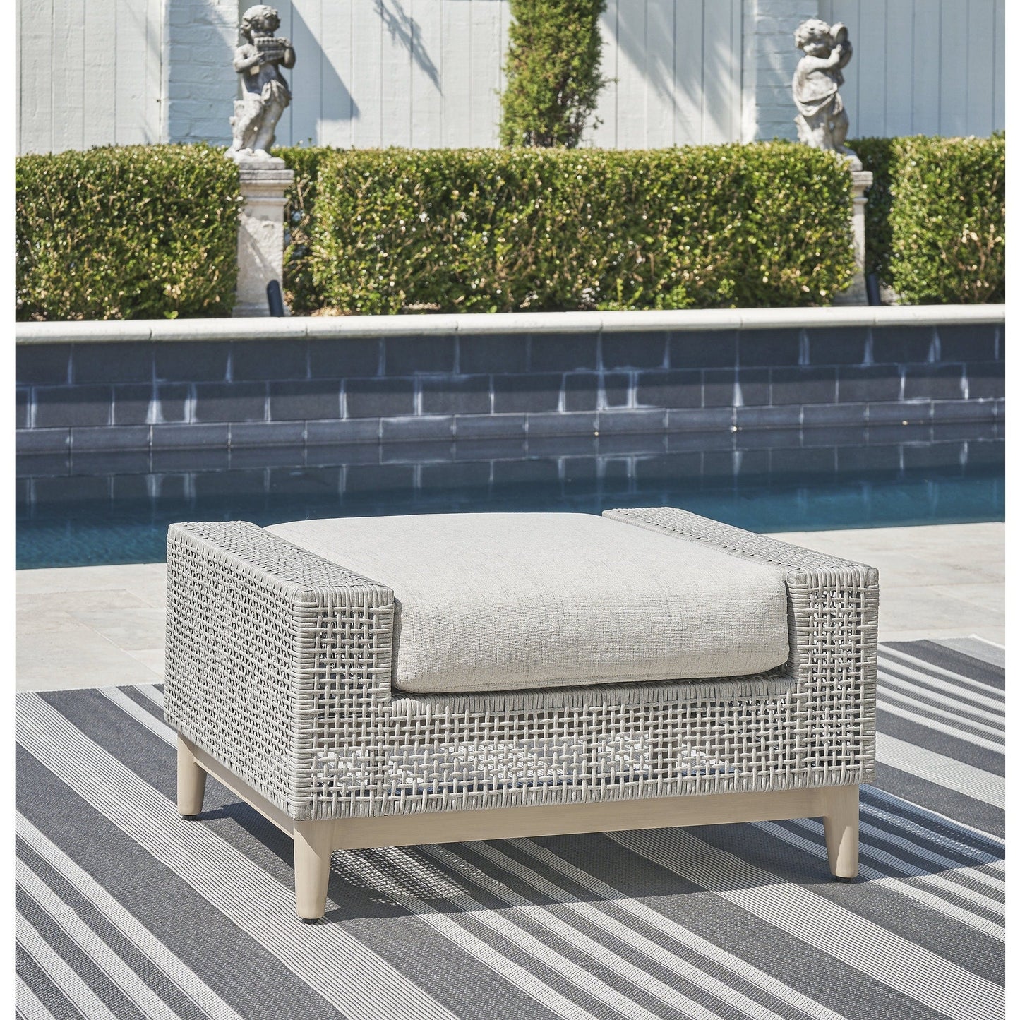 Ottoman d'extérieur gris Signature Design by Ashley Seton Creek avec coussin - 35,13 L x 24,5 P x 19 H