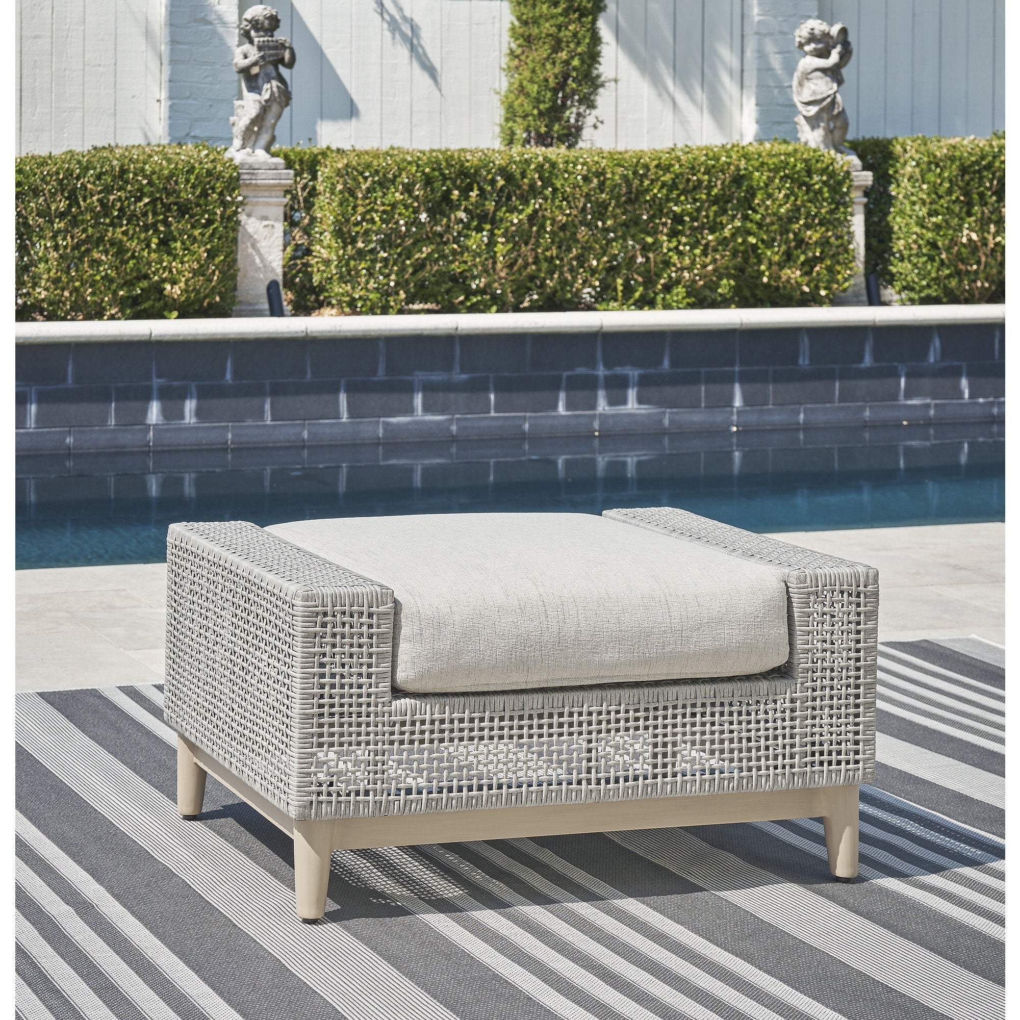Ottoman d'extérieur gris Signature Design by Ashley Seton Creek avec coussin - 35,13 L x 24,5 P x 19 H