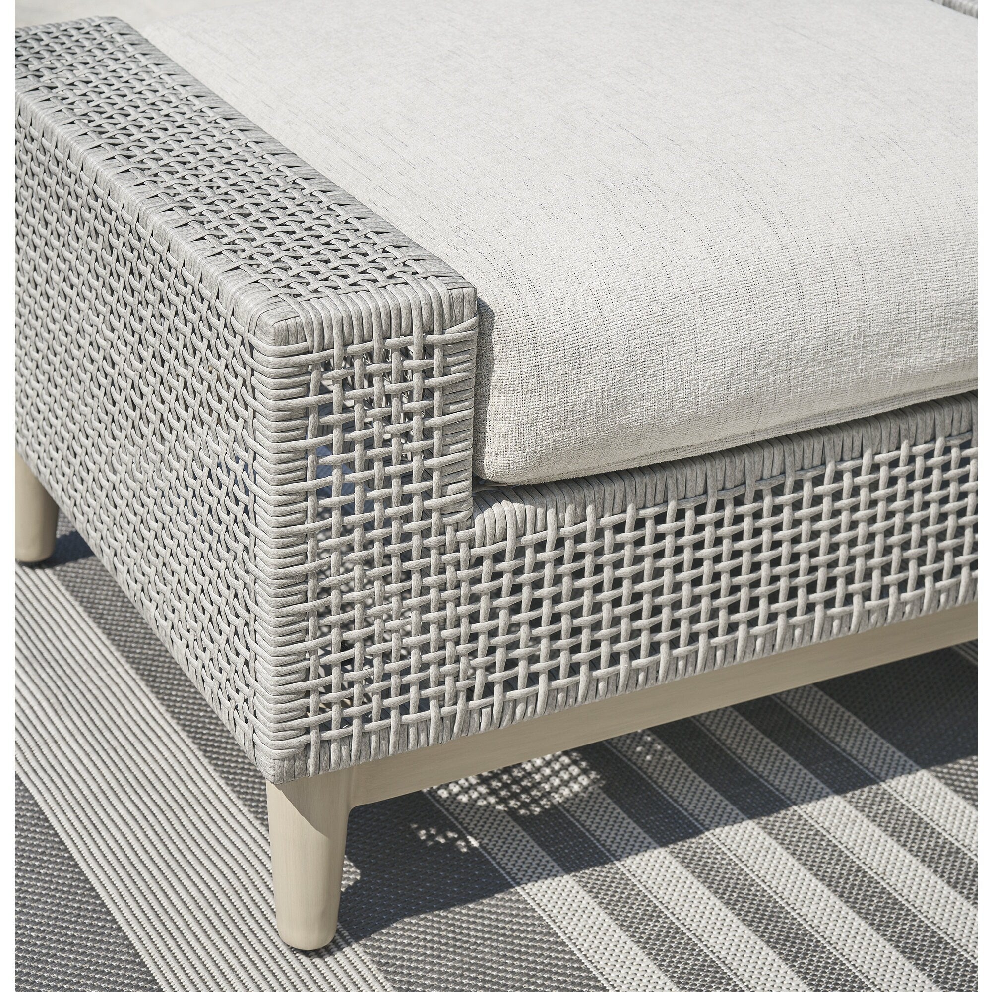 Ottoman d'extérieur gris Signature Design by Ashley Seton Creek avec coussin - 35,13 L x 24,5 P x 19 H