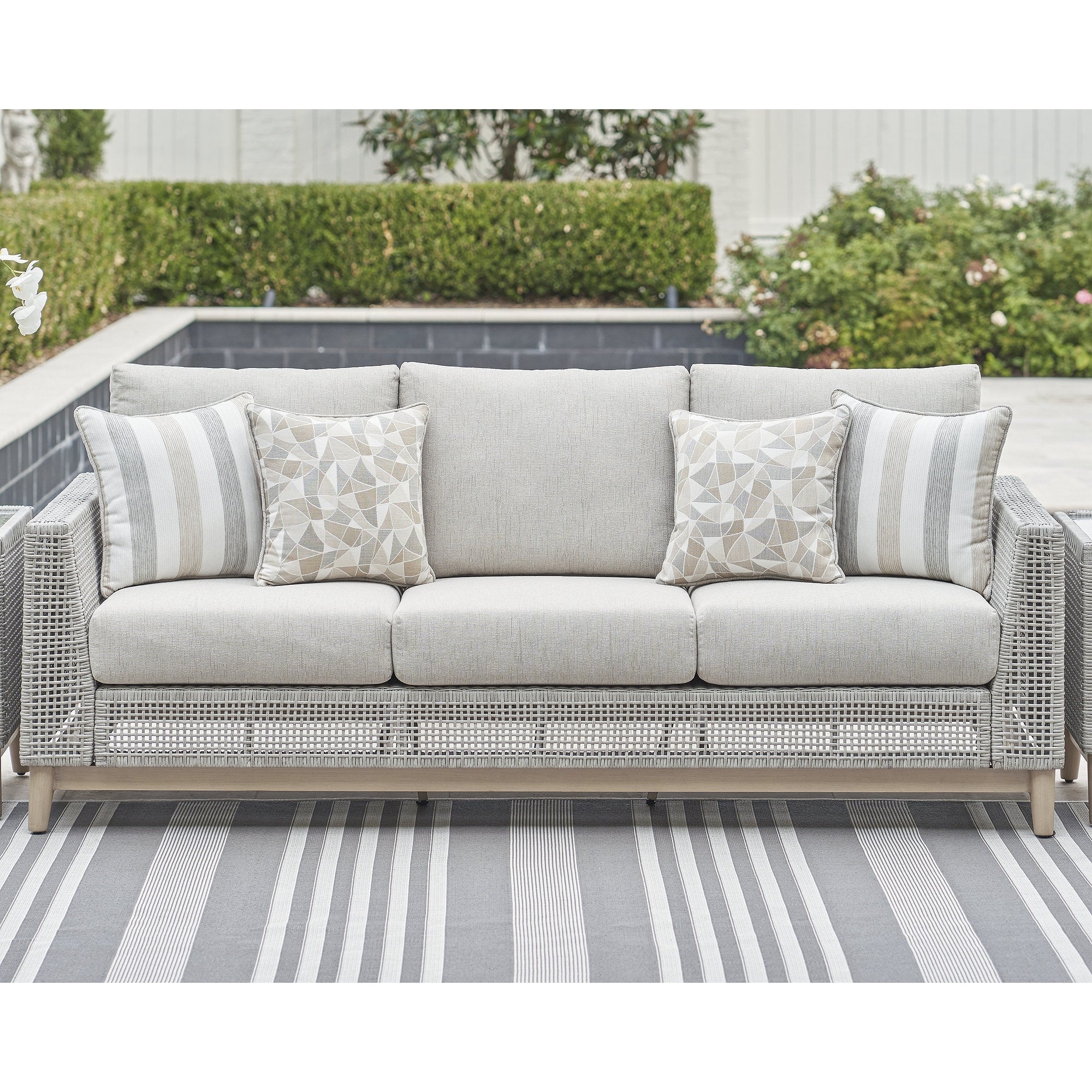 Canapé d'extérieur gris Seton Creek Signature Design by Ashley avec coussin - 82,63 L x 36,25 P x 35,88 H