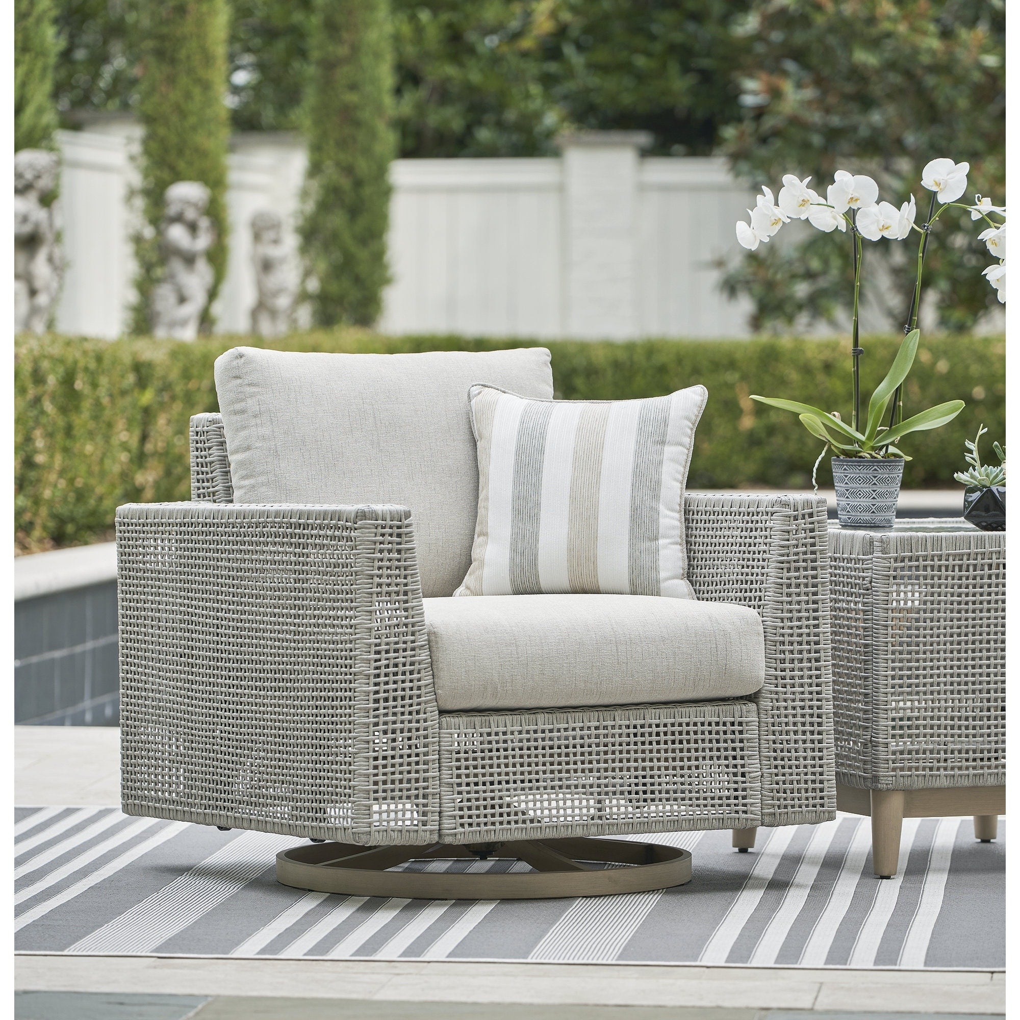 Salon d'extérieur pivotant gris Signature Design by Ashley Seton Creek avec coussin - 36,38 L x 35 P x 36 H