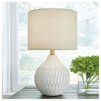 Lampe de table blanche et ivoire Signature Design by Ashley Wardmont - 17,5 po