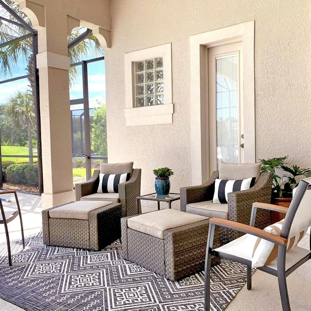 Ensemble de 5 chaises longues et poufs d'extérieur en osier pour patio