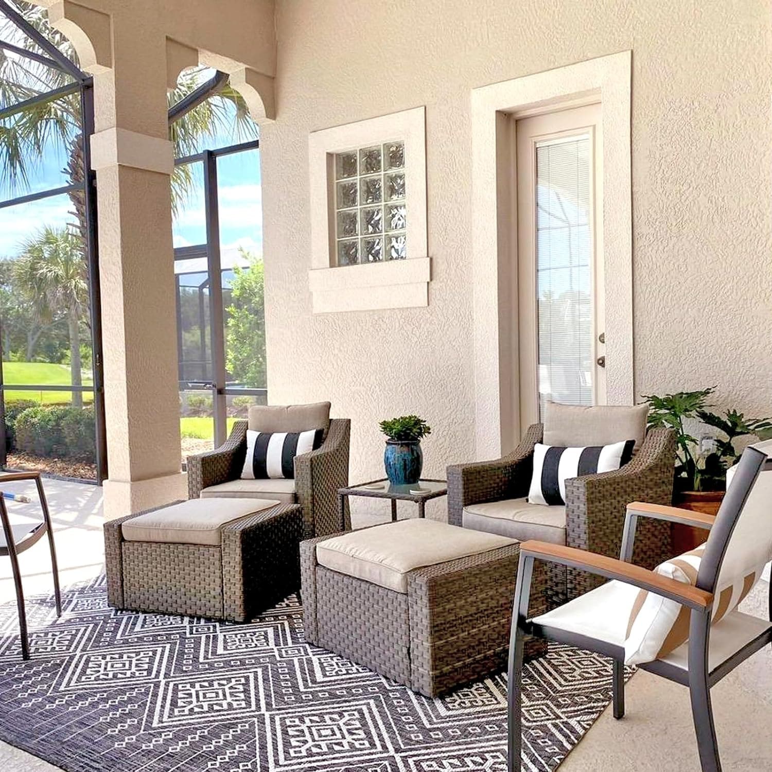 Ensemble de 5 chaises longues et poufs d'extérieur en osier pour patio