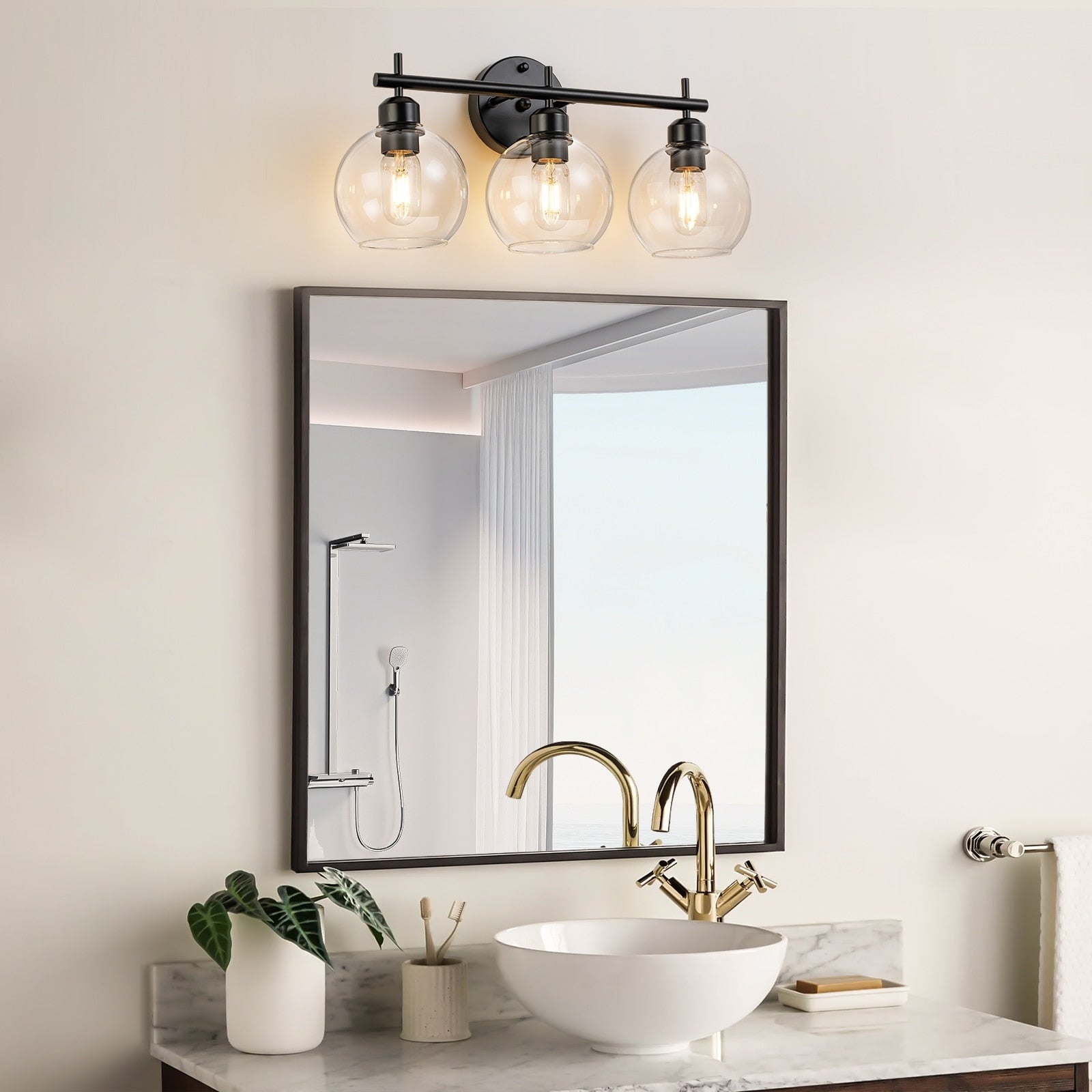 Applique de salle de bain moderne Starsky à 4 lumières et intensité variable avec abat-jour en verre globe