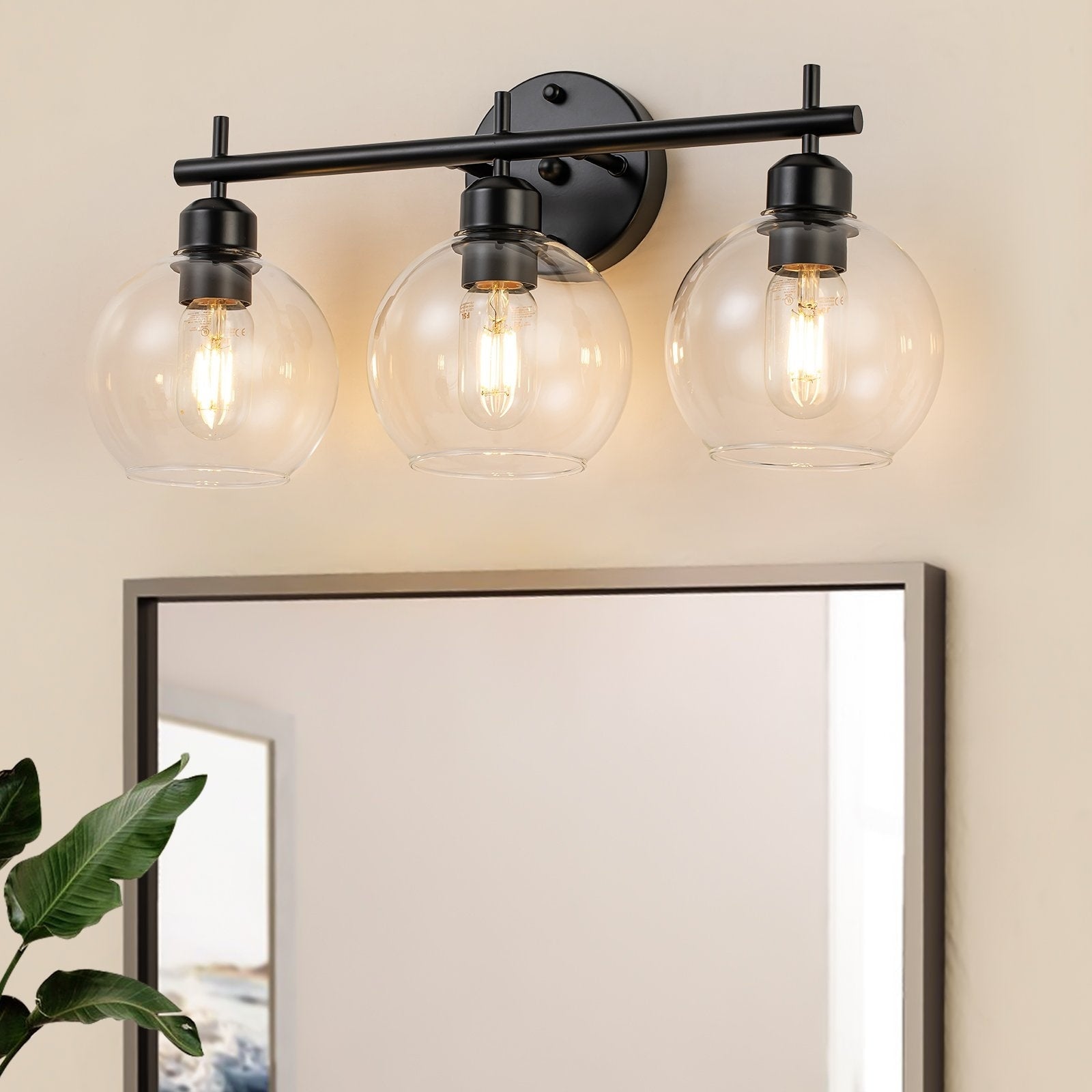 Applique de salle de bain moderne Starsky à 4 lumières et intensité variable avec abat-jour en verre globe