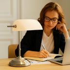 Lampe de bureau traditionnelle de banquier avec abat-jour en verre vert