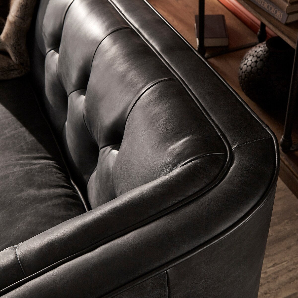Canapé Tullio en cuir noir capitonné par iNSPIRE Q Modern