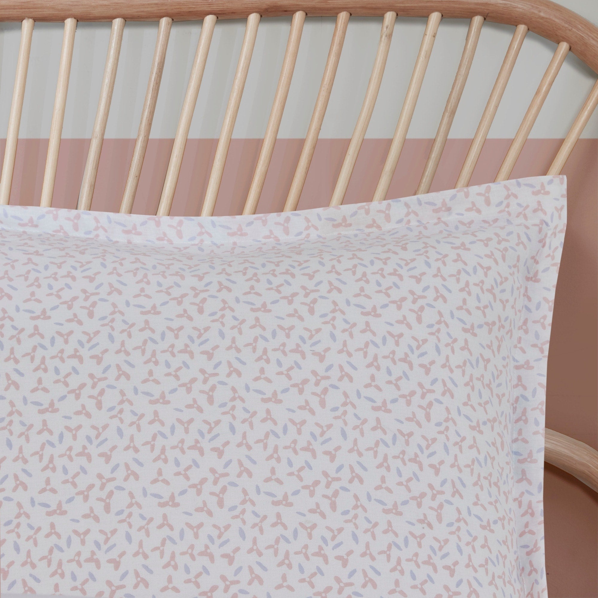 Parure de lit réversible en coton à motif animaux de la forêt, motif Kinsley Blush, design intelligent pour enfants