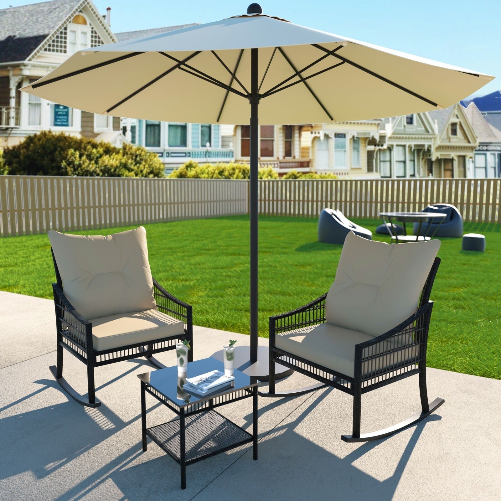 Ensemble de 3 chaises à bascule et table basse en rotin pour patio extérieur VEIKOUS avec coussins et oreillers
