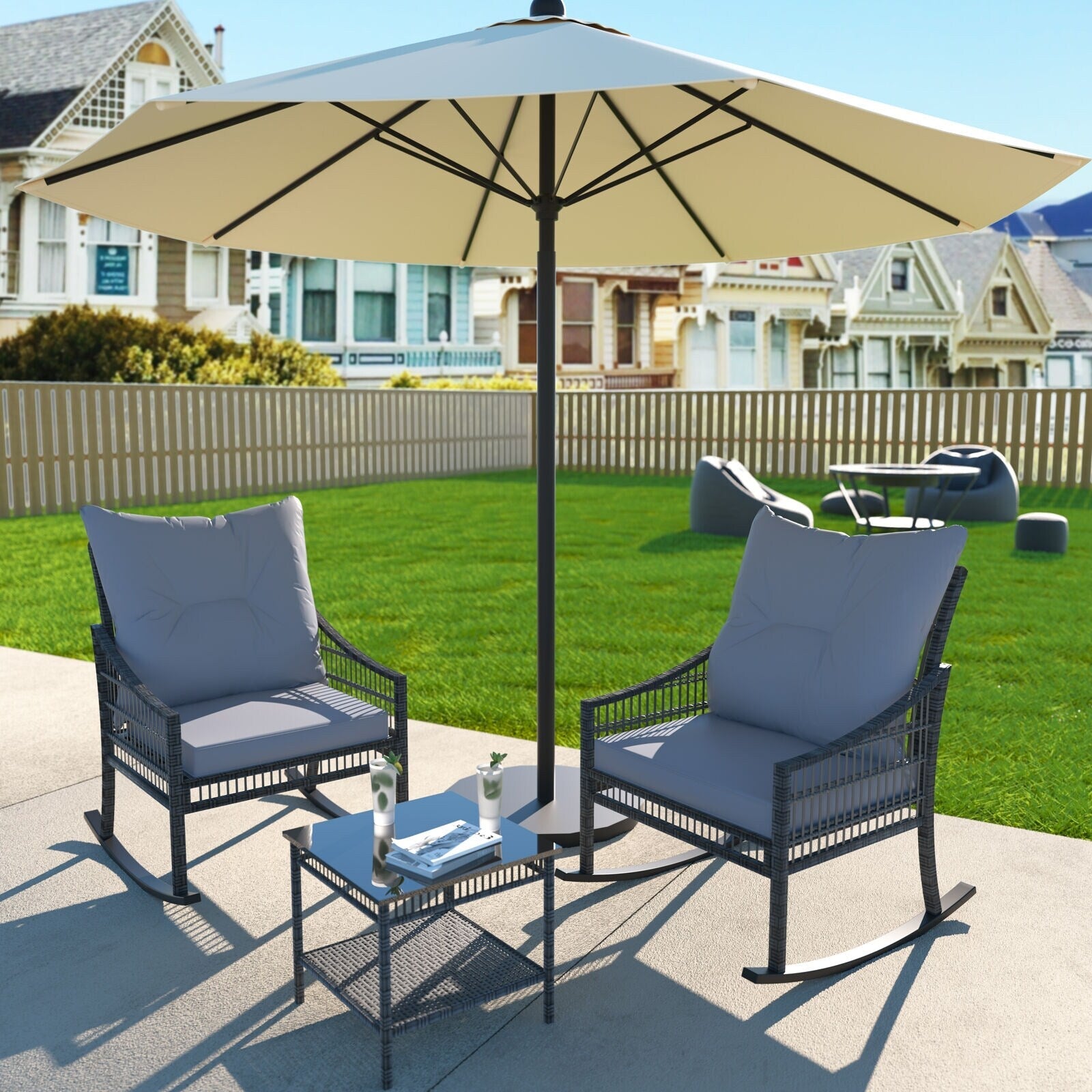 Ensemble de 3 chaises à bascule et table basse en rotin pour patio extérieur VEIKOUS avec coussins et oreillers