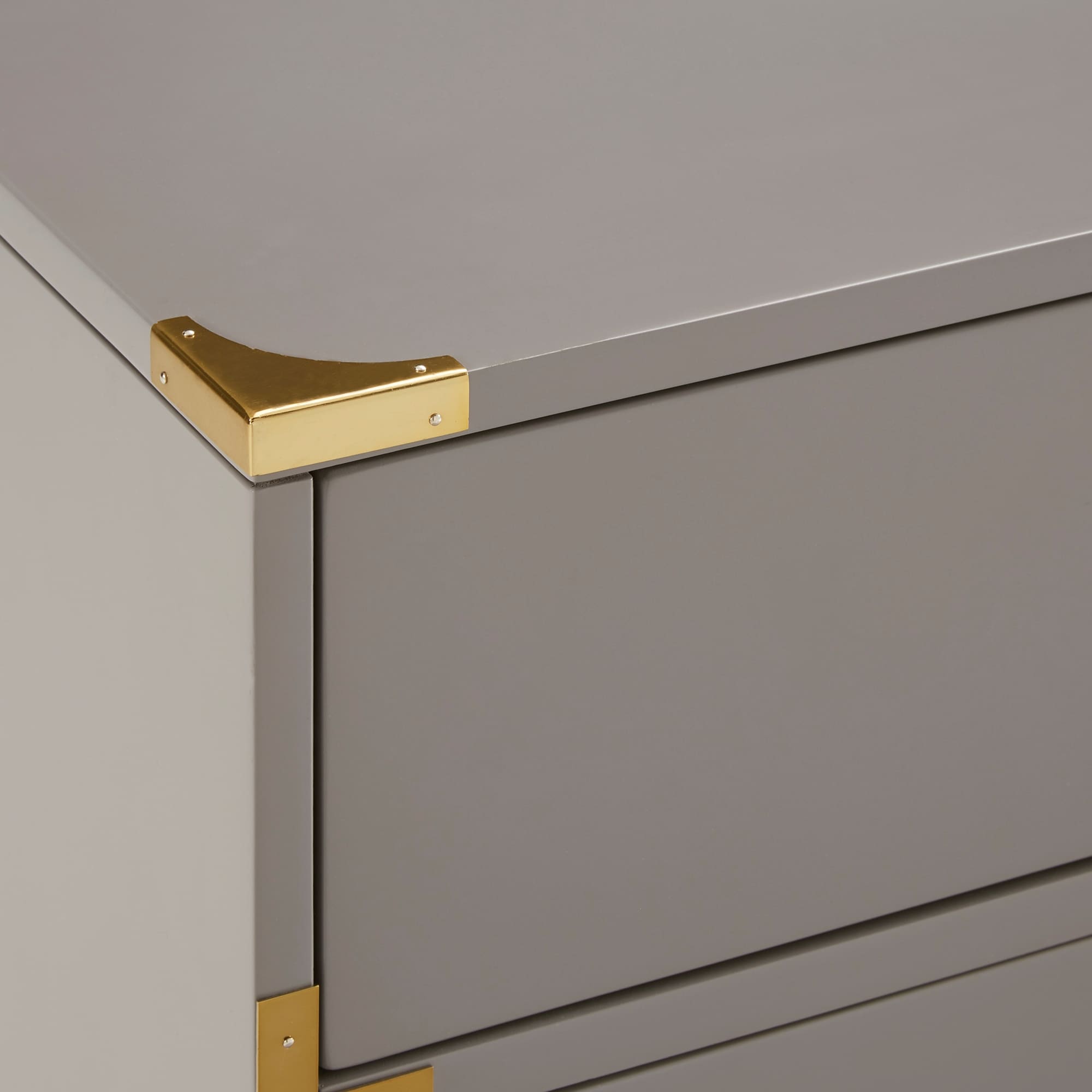 Table de chevet Valoria à 3 tiroirs avec accents dorés